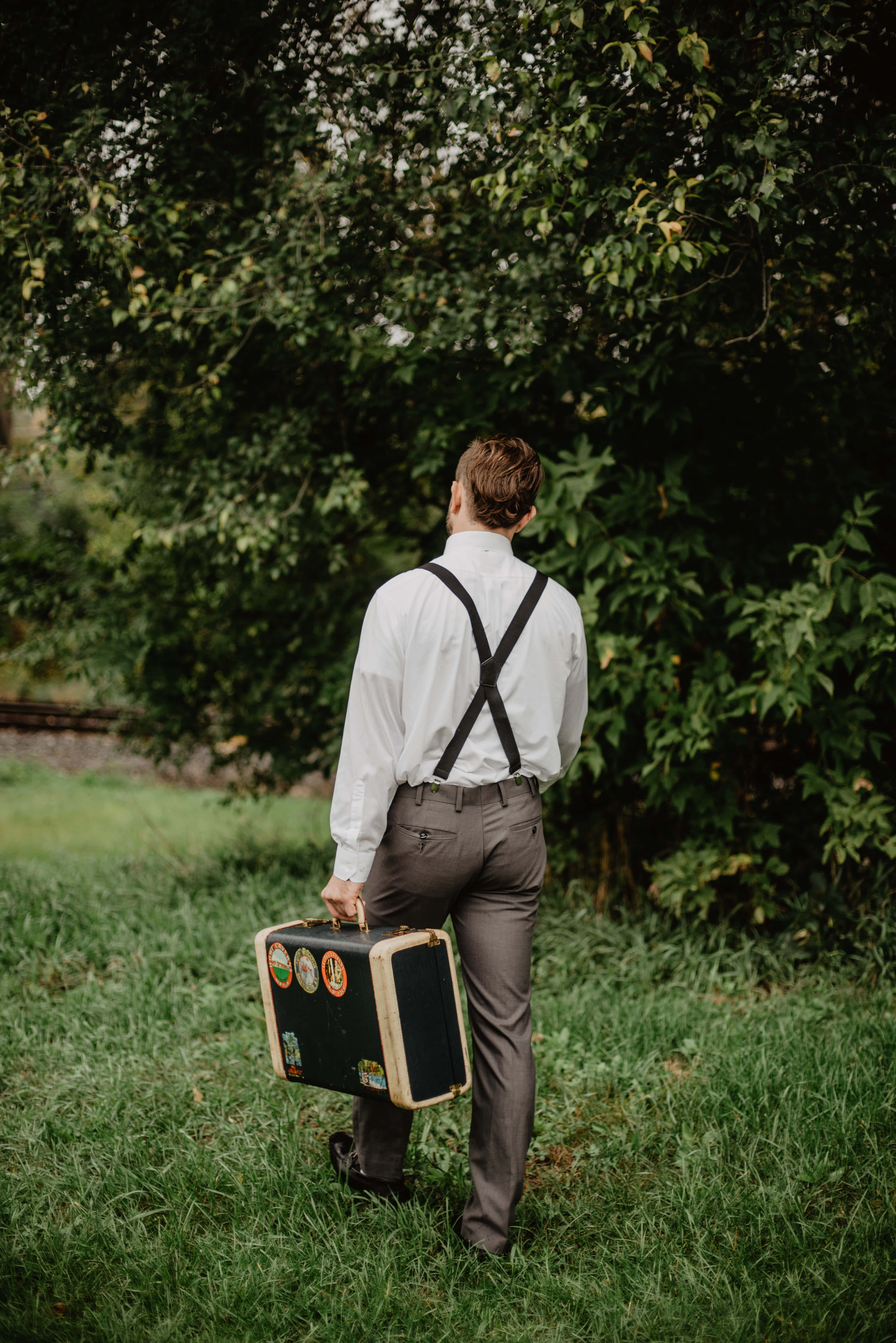 Dapper look med seler Wallpapers