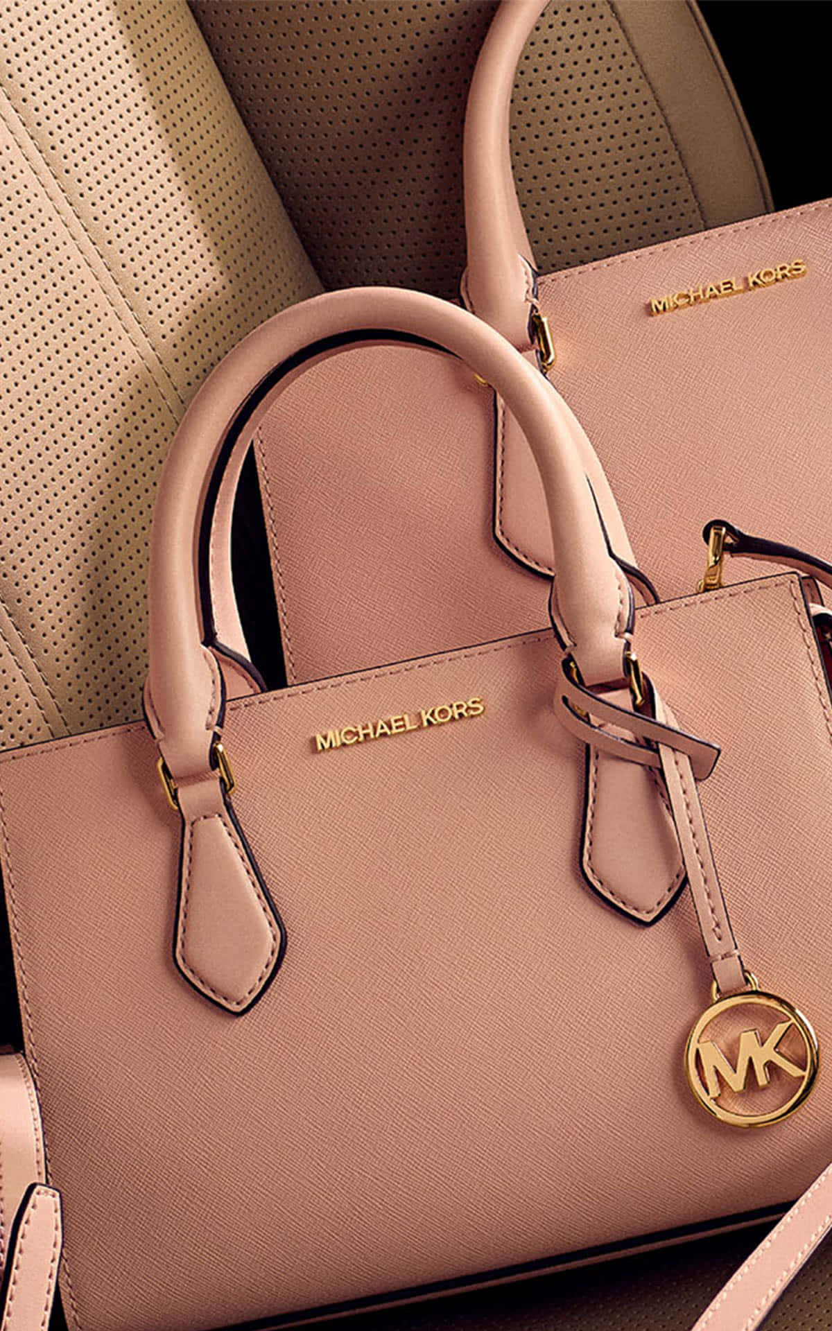 De nyeste produkter fra Michael Kors vil tilføje stil til enhver garderobe. Wallpapers