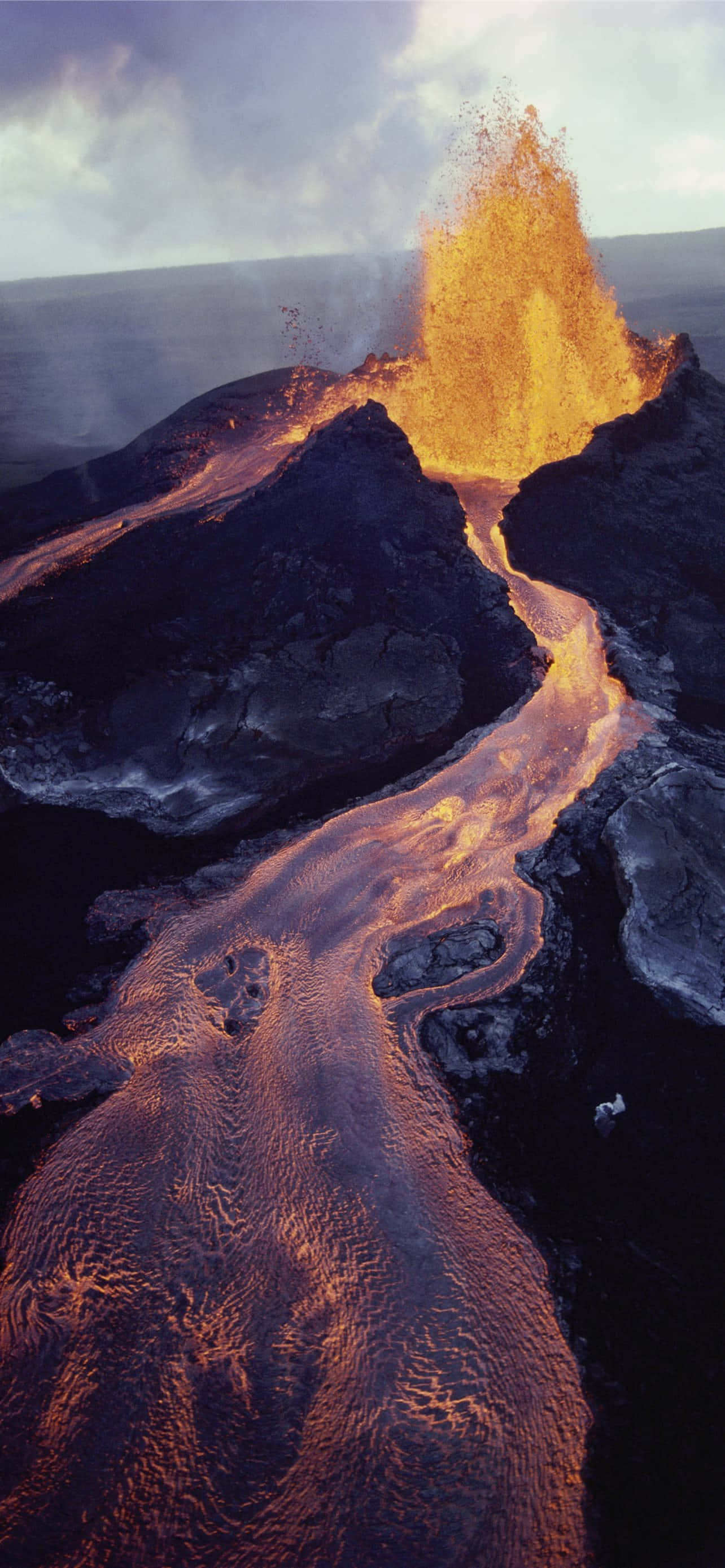 Den betagende skønhed af et vulkanudbrud i Hawaii Volcanoes National Park. Wallpapers