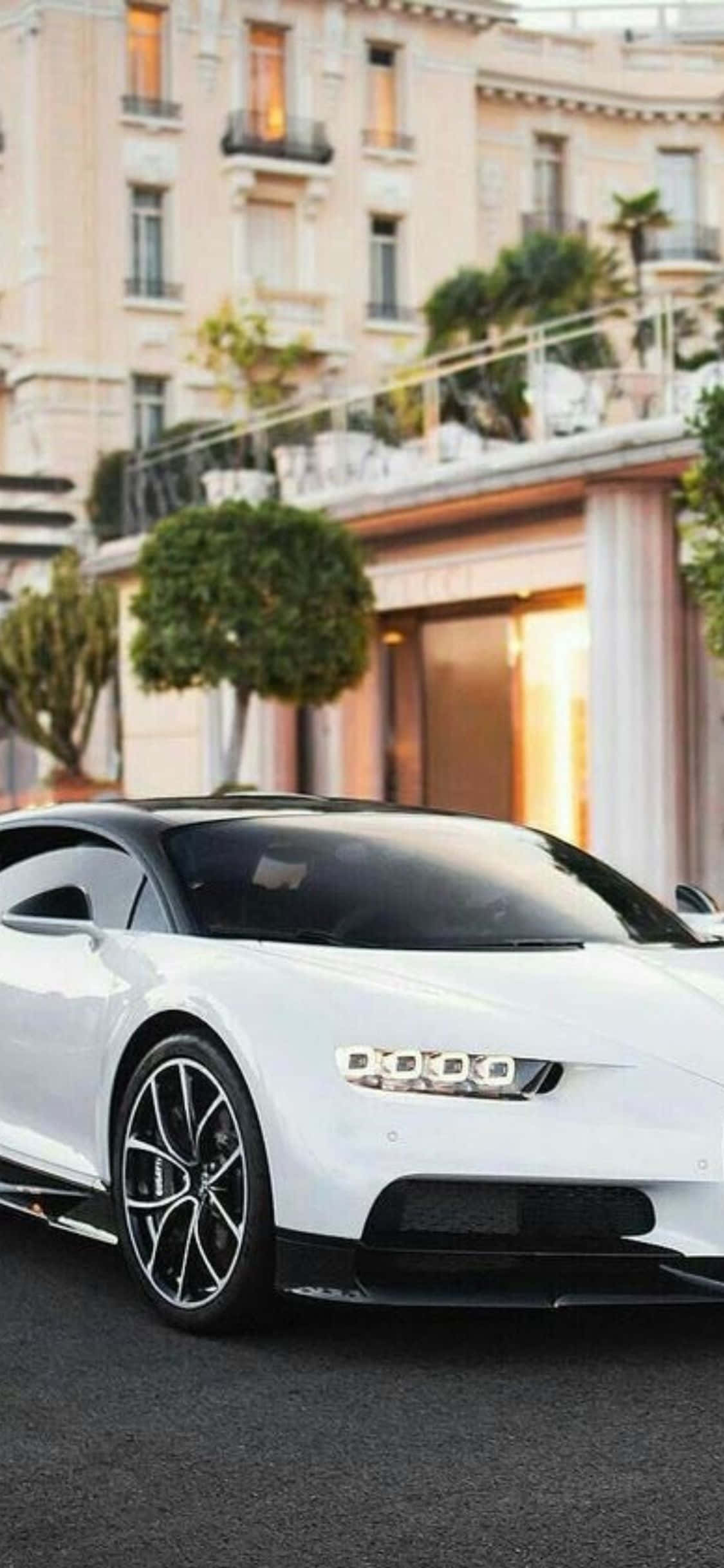 den hvide bugatti chiron holder parkeret foran en bygning Wallpapers