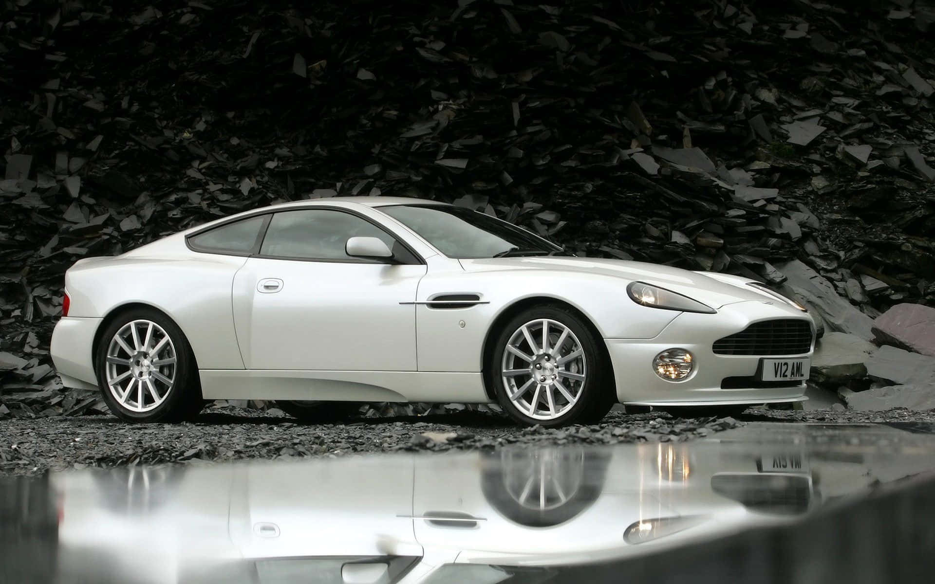 Den luksuriøse og kraftfulde Aston Martin Vanquish Wallpapers