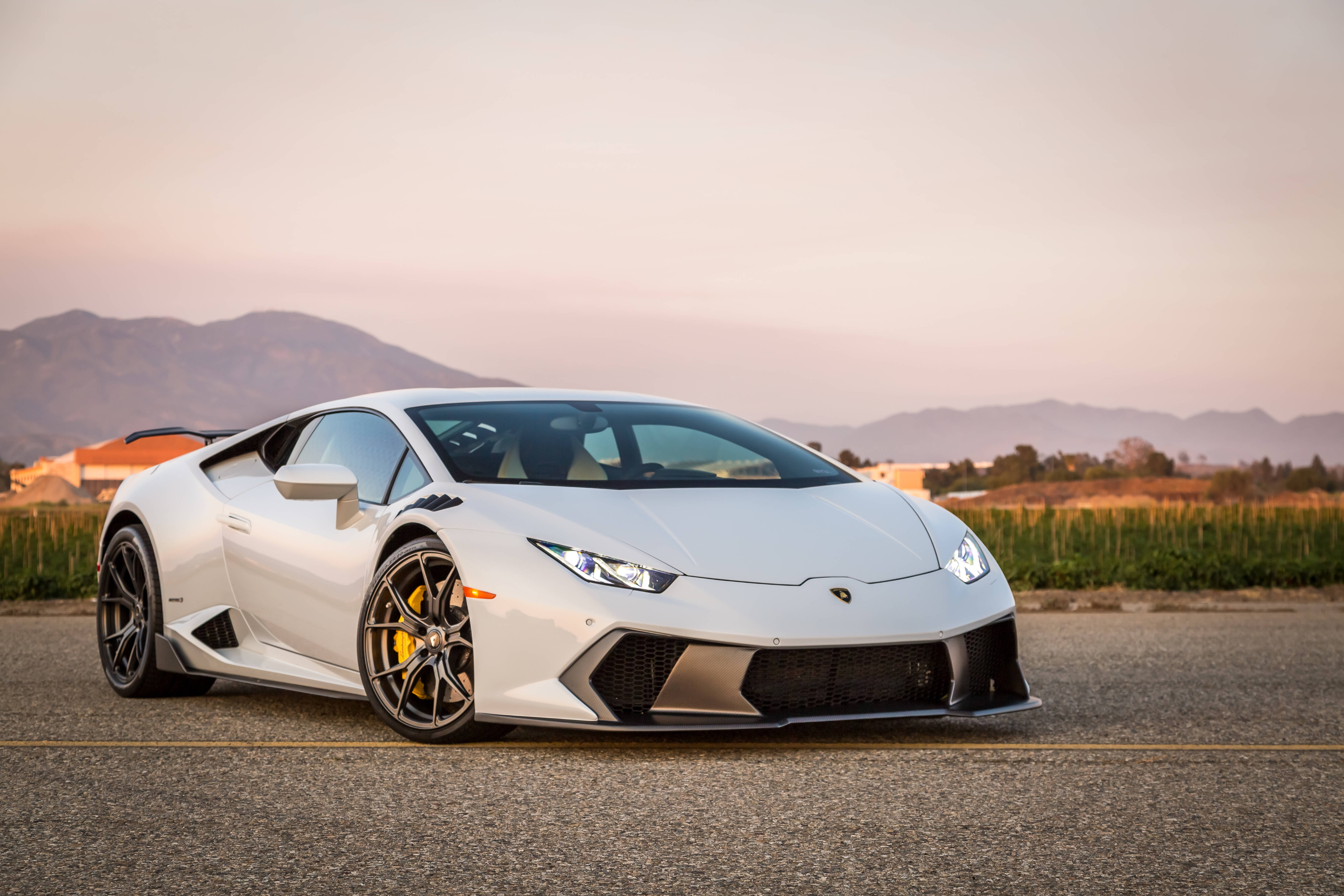 Den majestætiske hvide Lamborghini Huracan ved solnedgang Wallpapers
