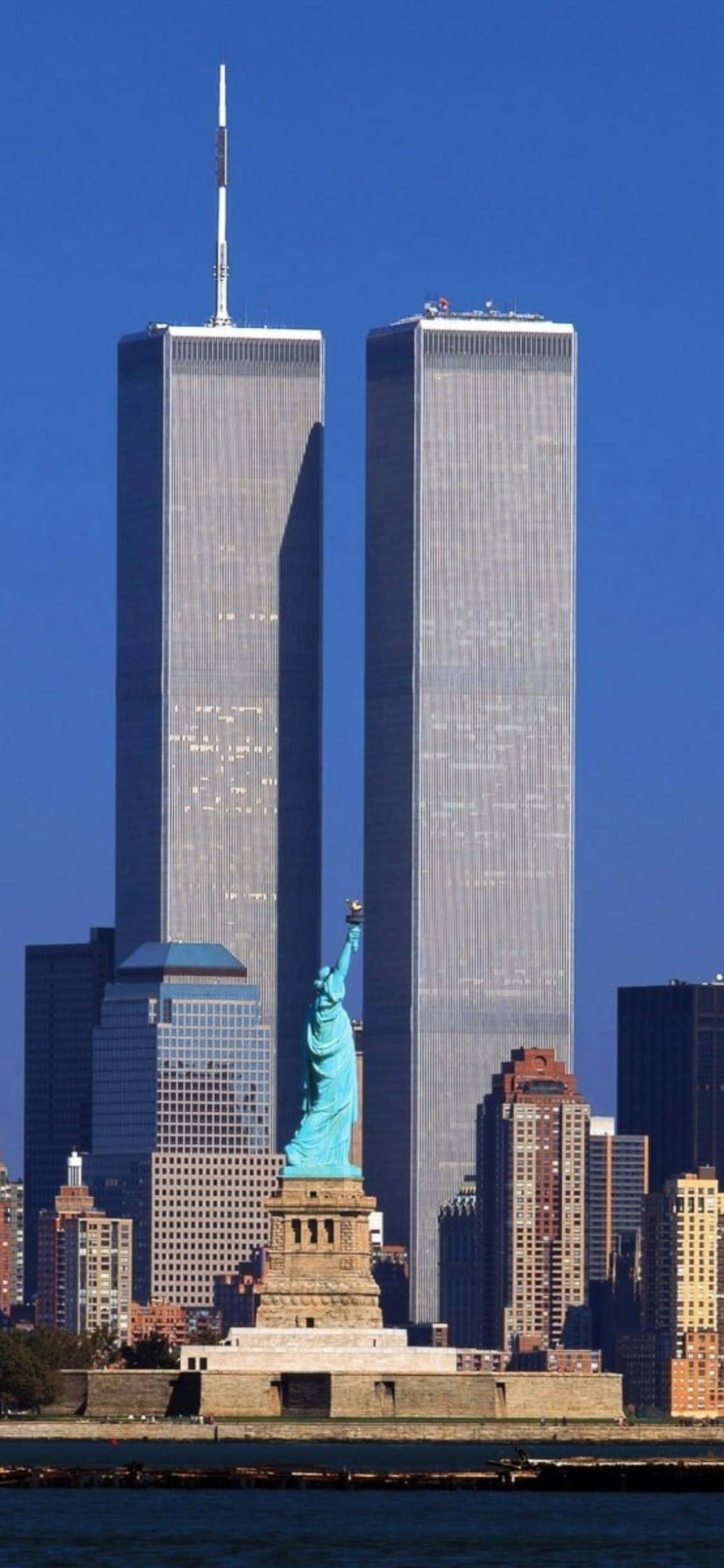 Den oplyste skyline i New York City inviterer dig til at udforske byen med din iPhone X. Wallpapers