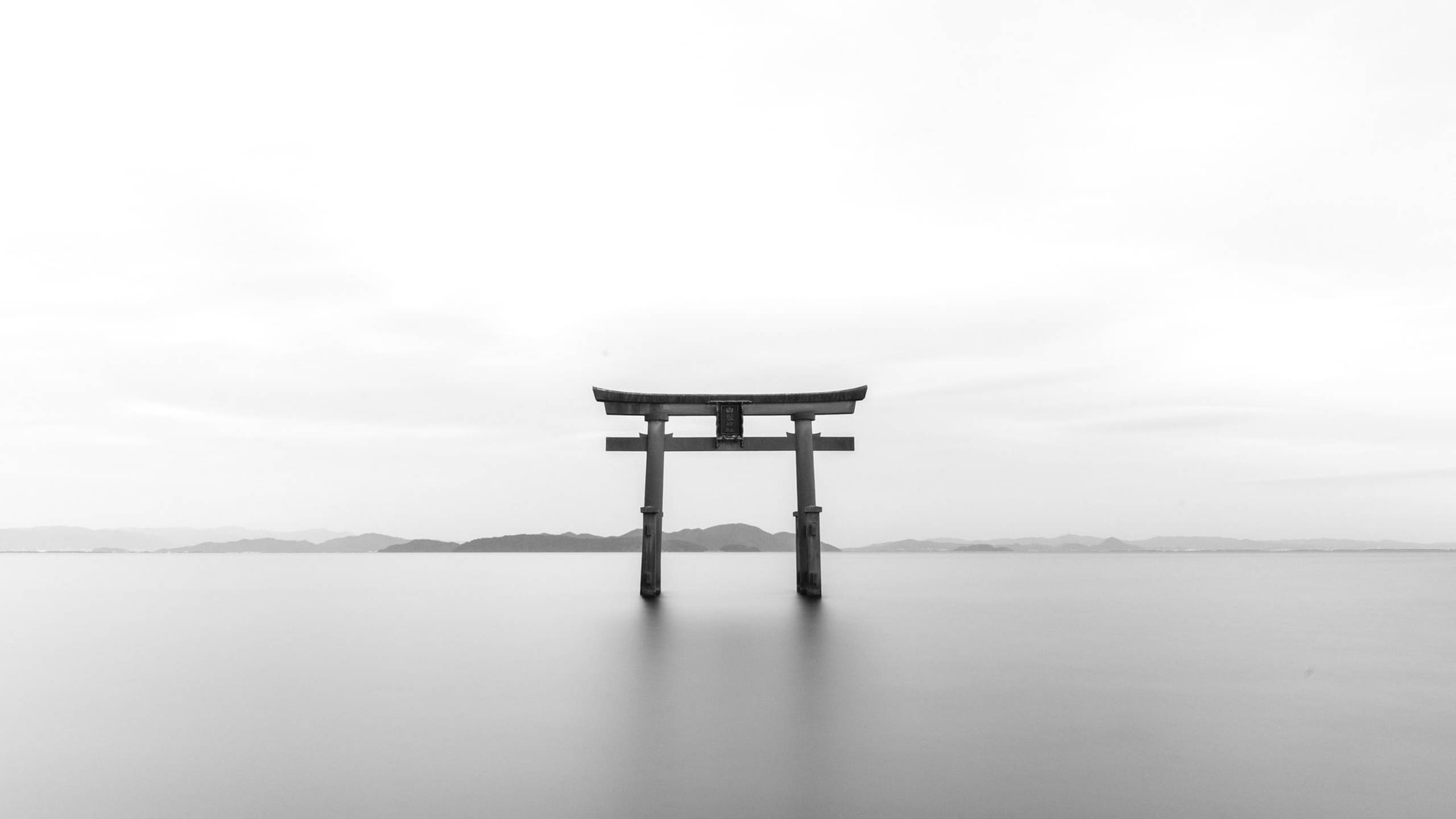 Det majestætiske torii i Japan i gråtoner Wallpapers