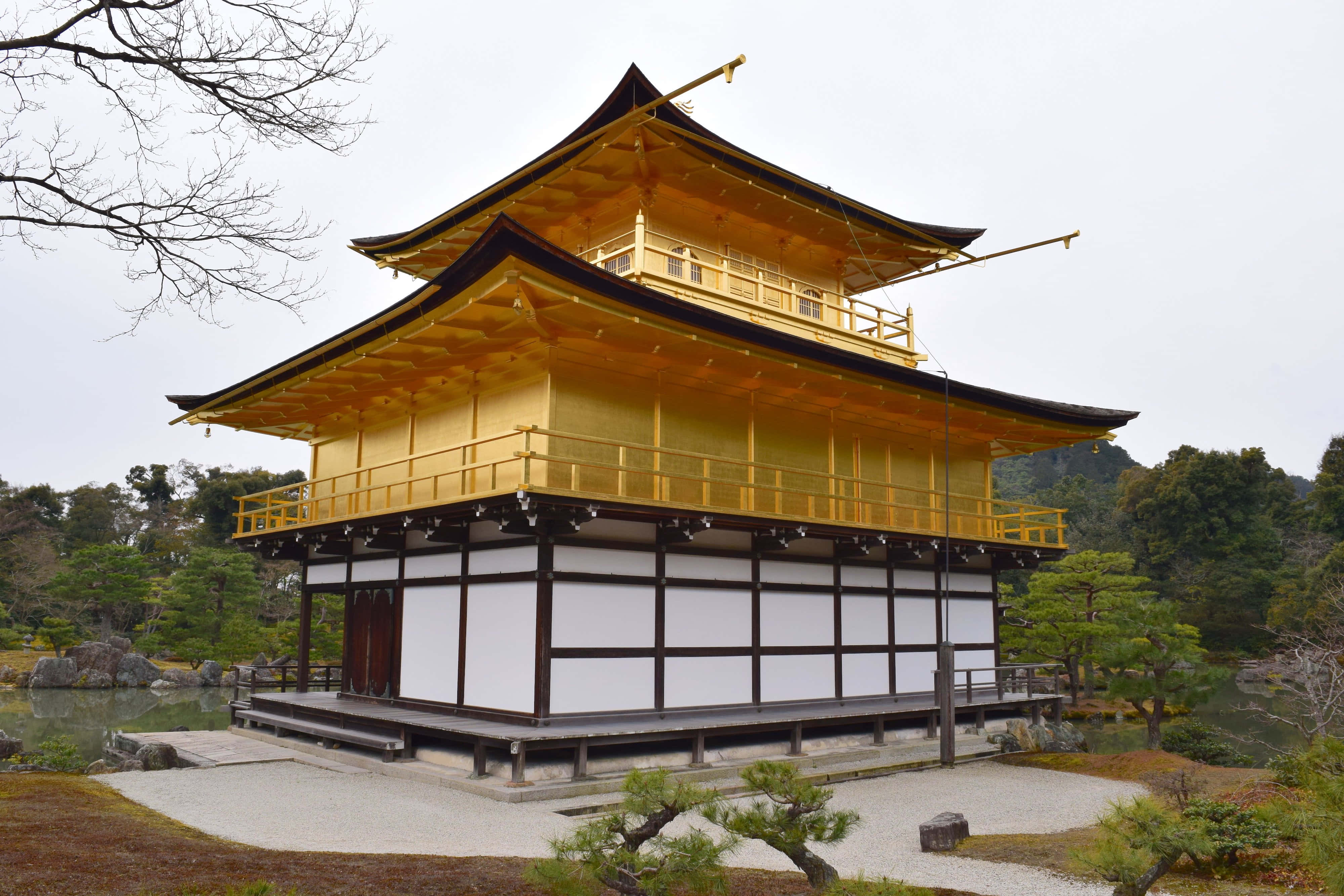 Det oplyste gyldne tempel i Japan ved solnedgang Wallpapers