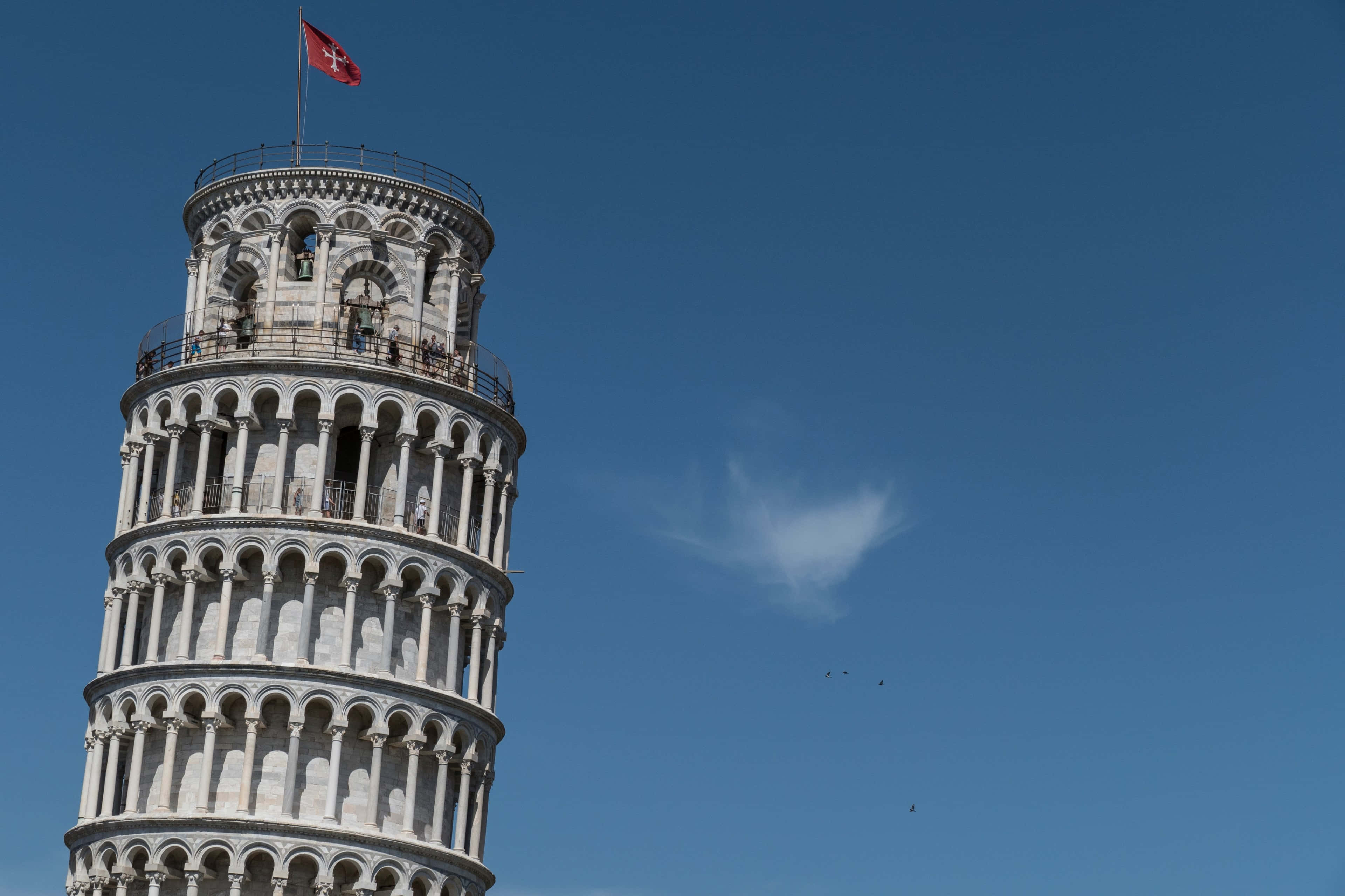 Det Skæve Tårn i Pisa med Pisa-korsflag Wallpapers
