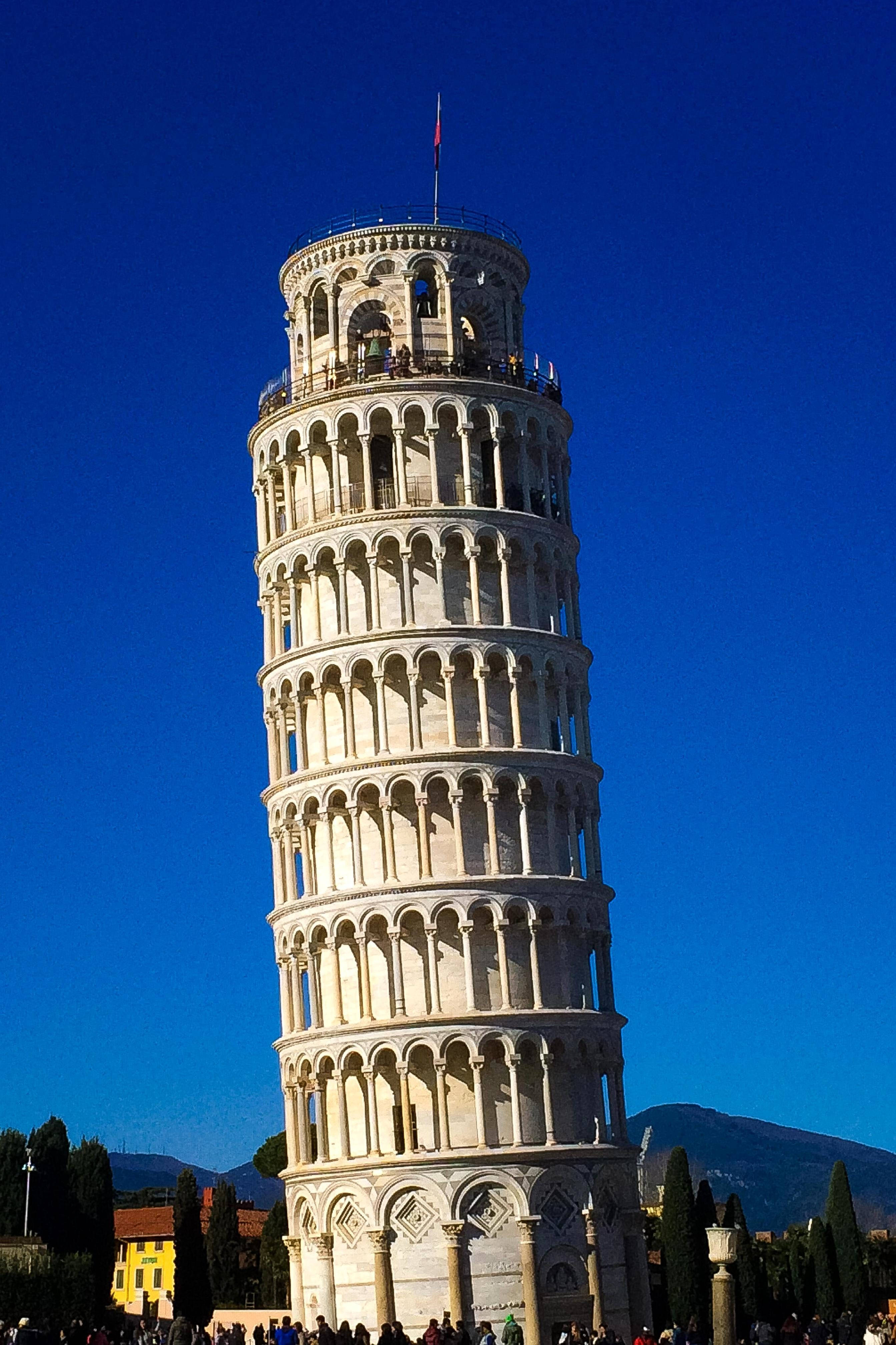 Det skæve tårn i Pisa mod mørkeblå himmel Wallpapers