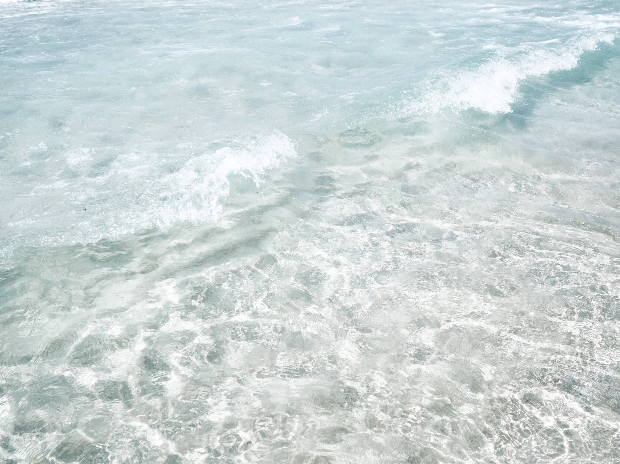 Det smukke, gennemsigtige blå vand i havet. Wallpapers