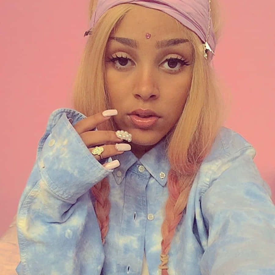 Doja Cat med sine signaturfarvede fletninger Wallpapers