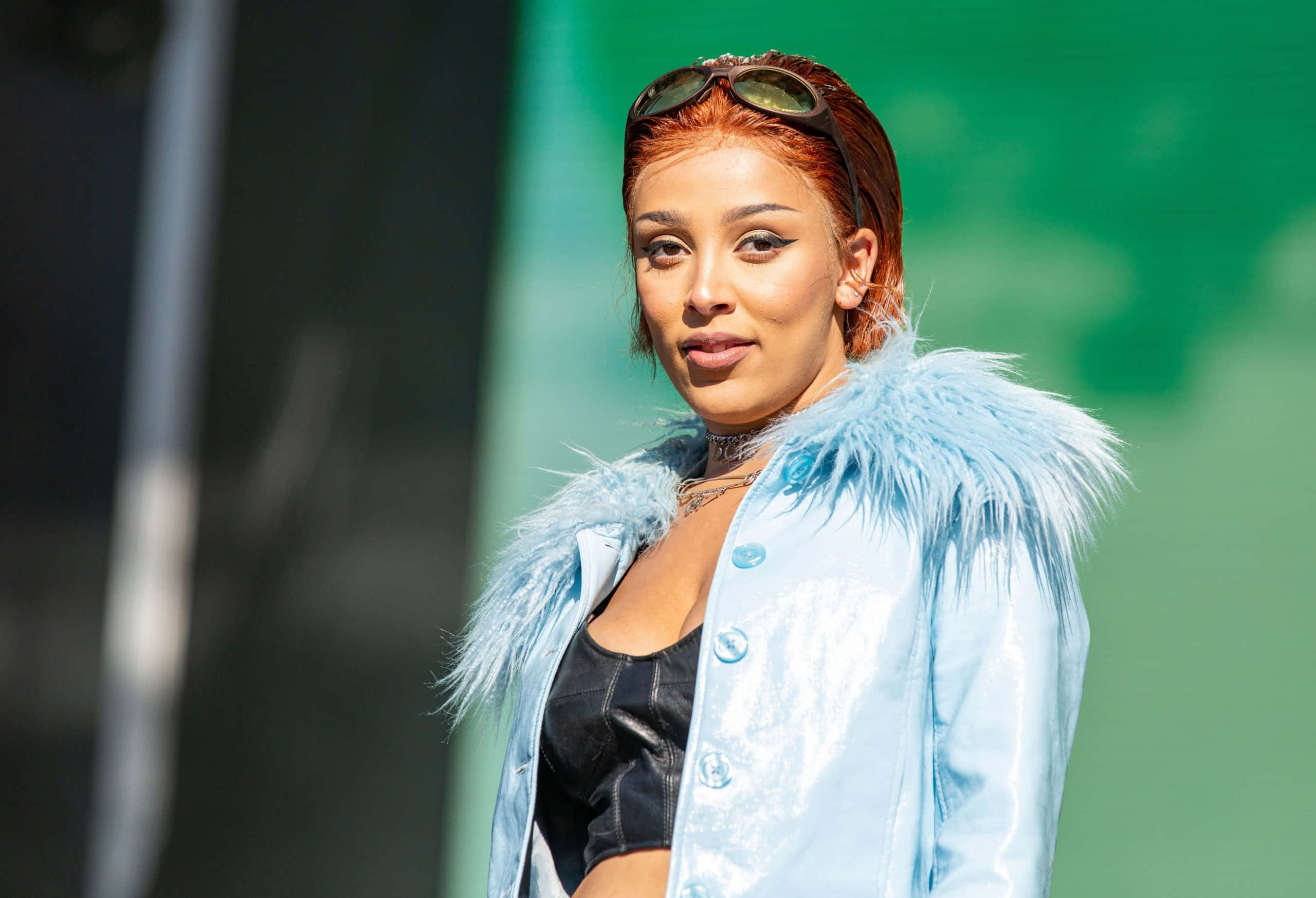 Doja Cat poserer i et outfit lavet af læder og latex Wallpapers