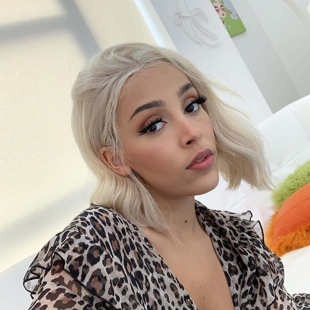 Doja Cat viser sin skønhed med glitterøjenskygge og et strålende smil. Wallpapers