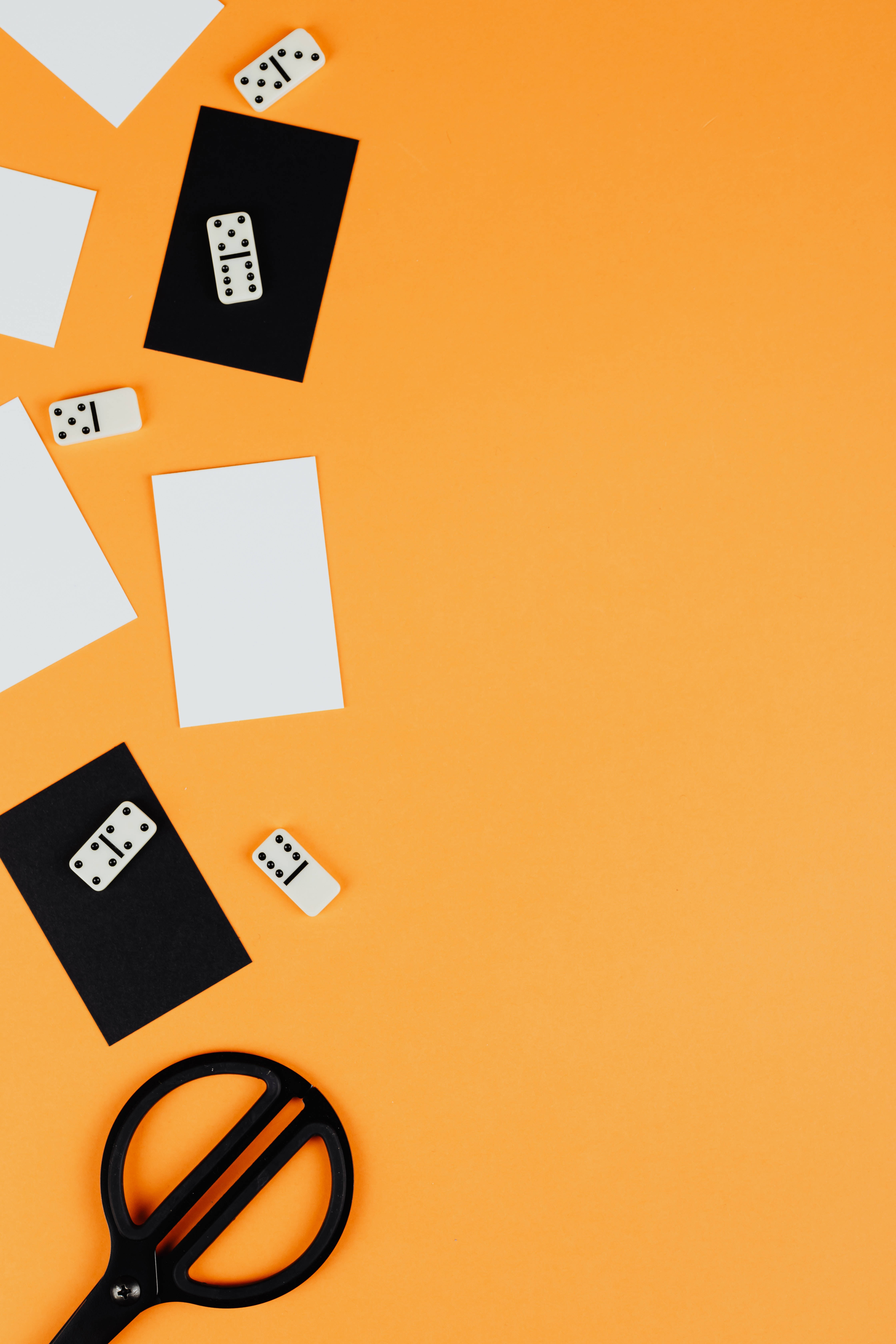 Dominobrikker og papir Wallpapers