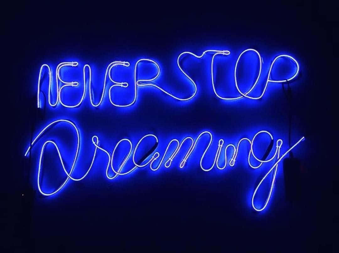 Drøm den umulige drøm med denne fortryllende neonblå æstetik. Wallpapers