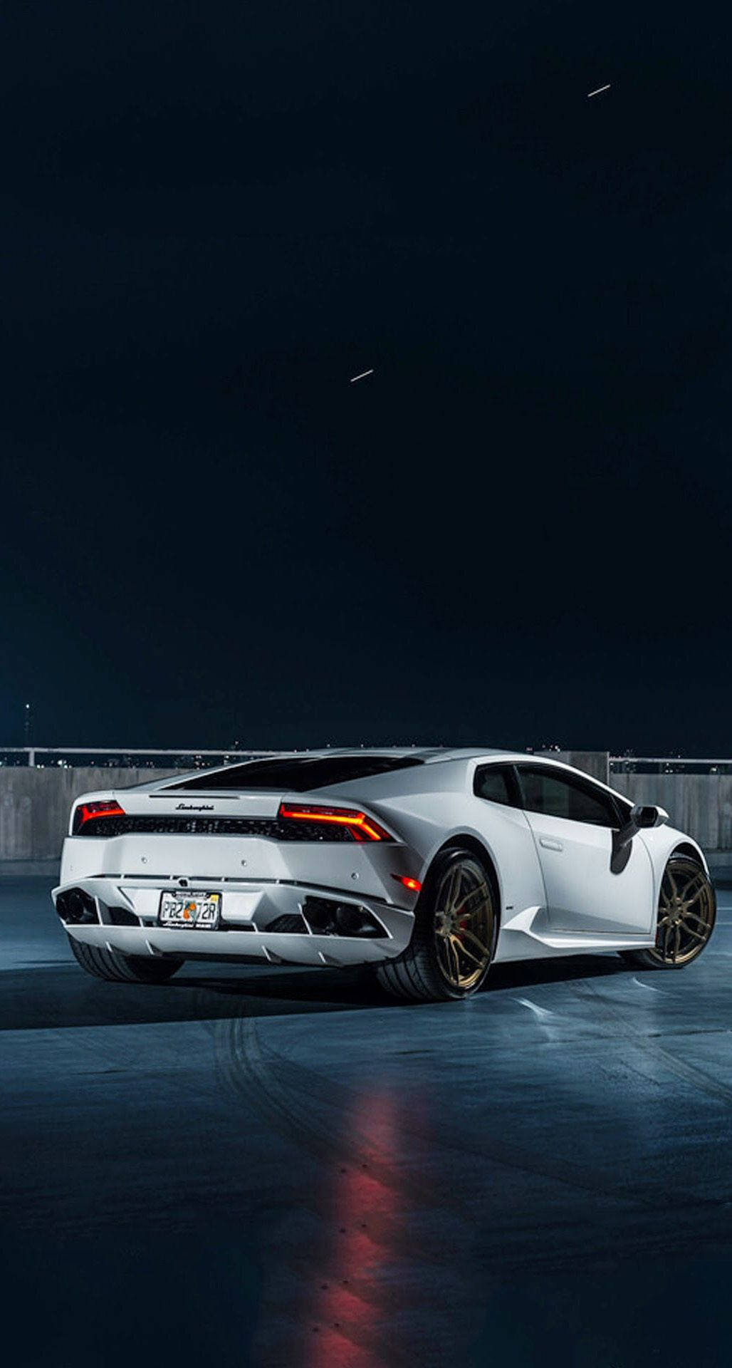 Eksklusiv Lamborghini parkeret på tagparkering – perfekt iPhone-baggrund Wallpapers