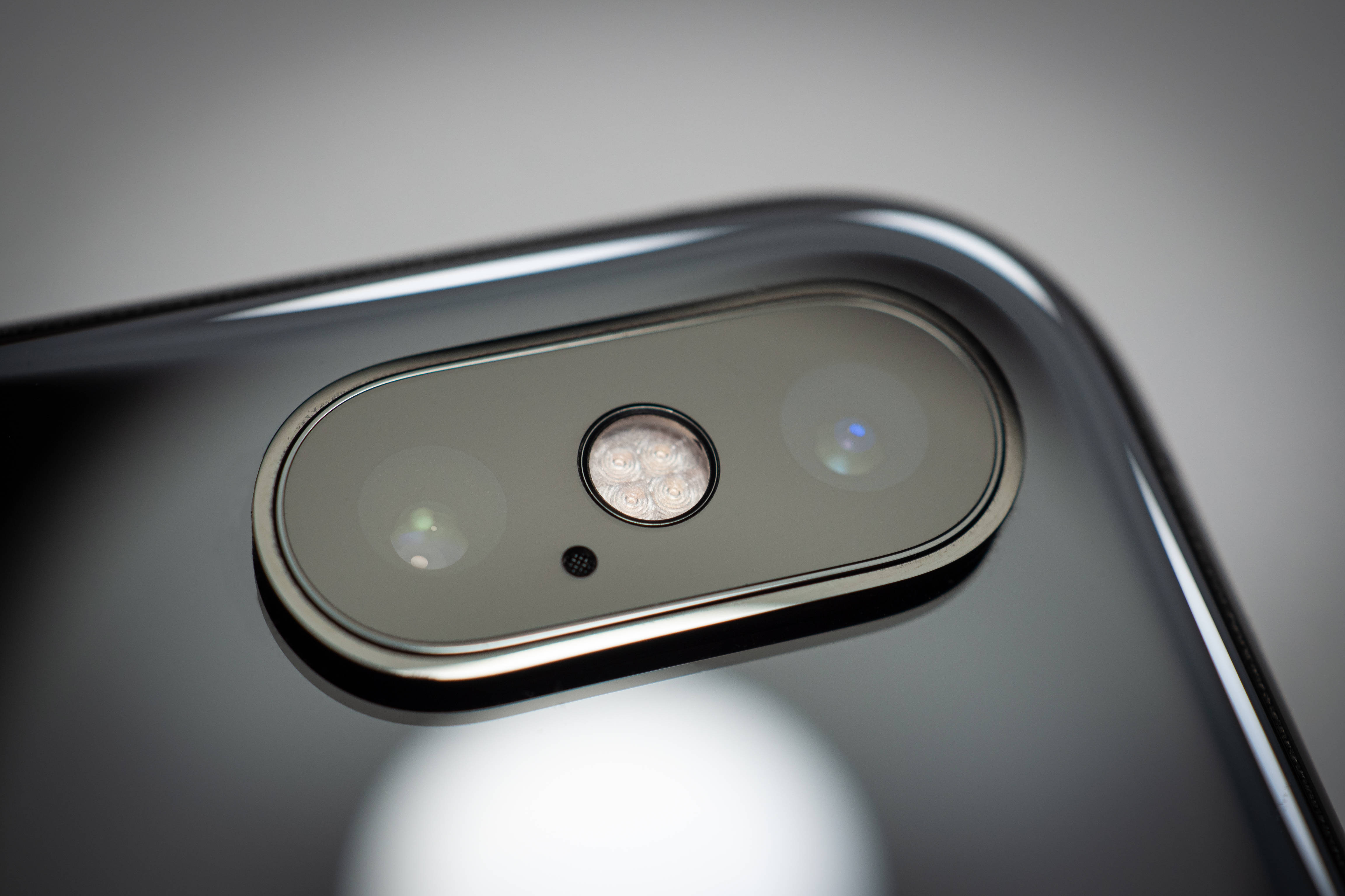 Elegant udsigt af iPhone Xs i vand Wallpapers