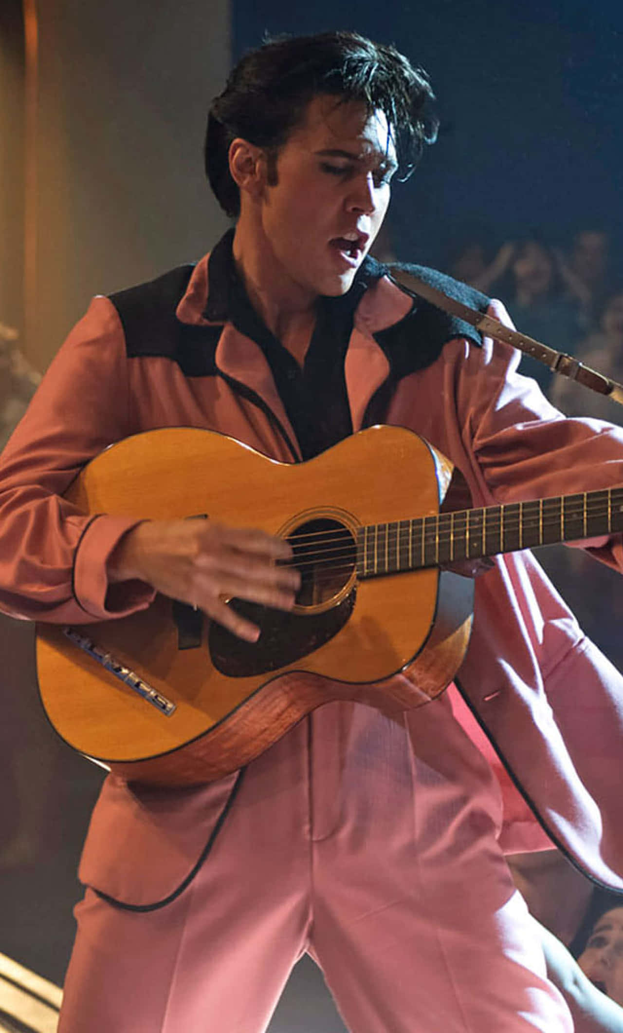 elvis presley i lyserød jakke spiller guitar Wallpapers