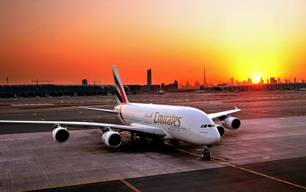 Emirates A380 og smuk solnedgang Wallpapers