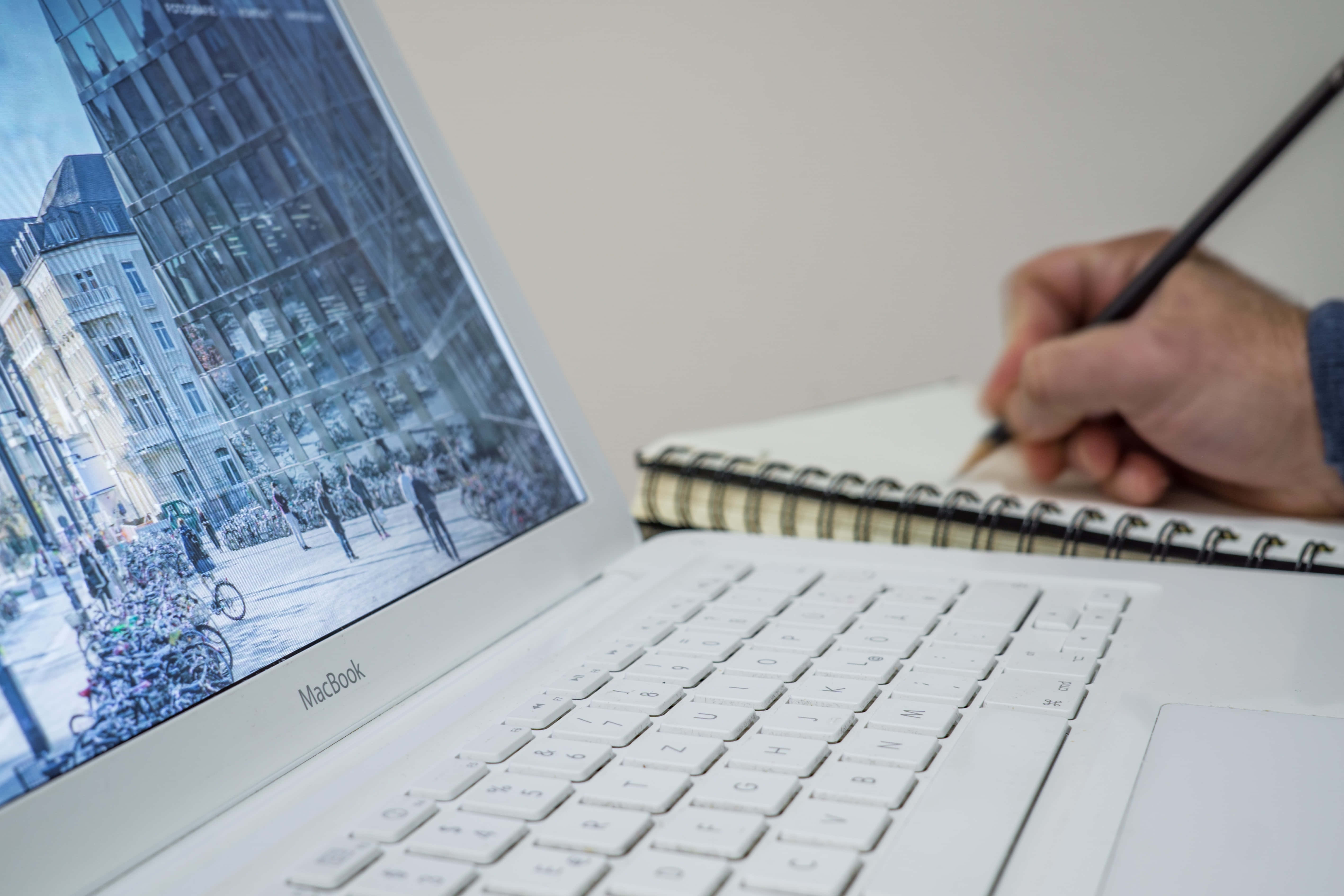 En æstetisk Macbook, et stilfuldt og moderne stykke teknologi Wallpapers