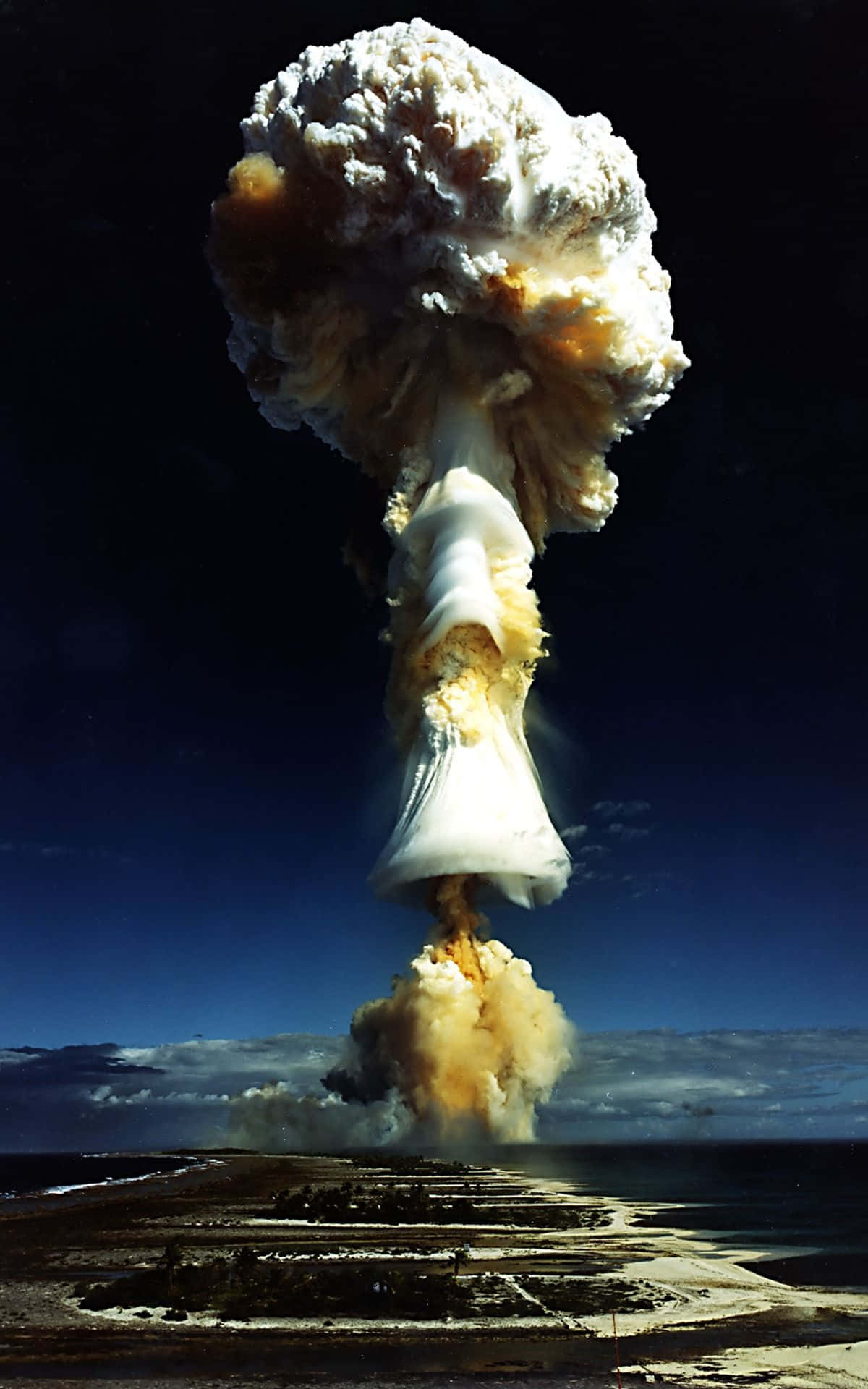 en atomeksplosion ses over en strand Wallpapers