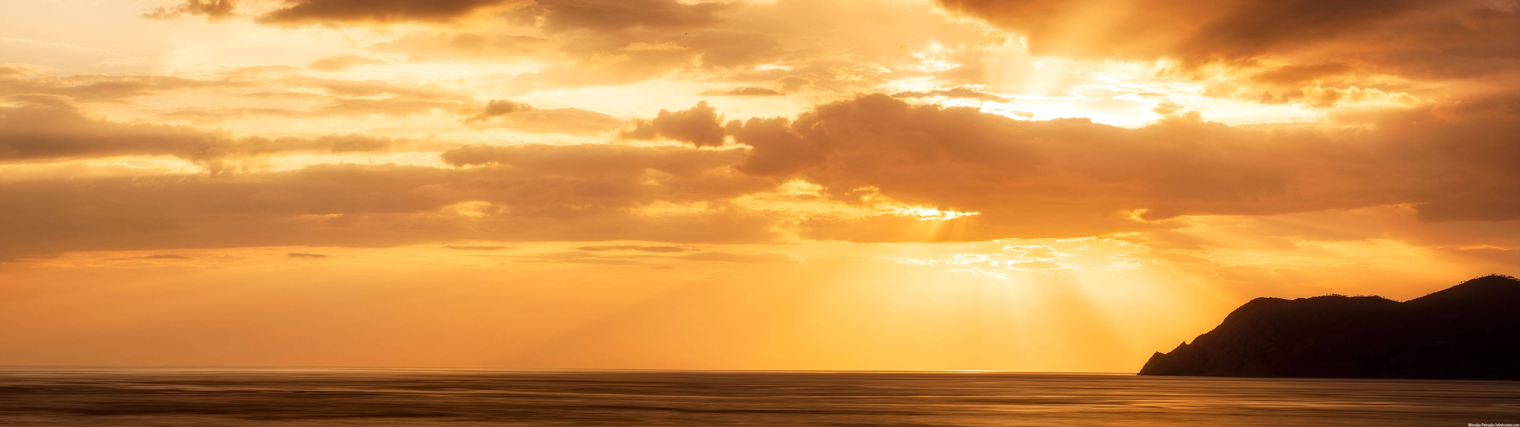 En betagende solnedgang set fra et ultrawide perspektiv Wallpapers