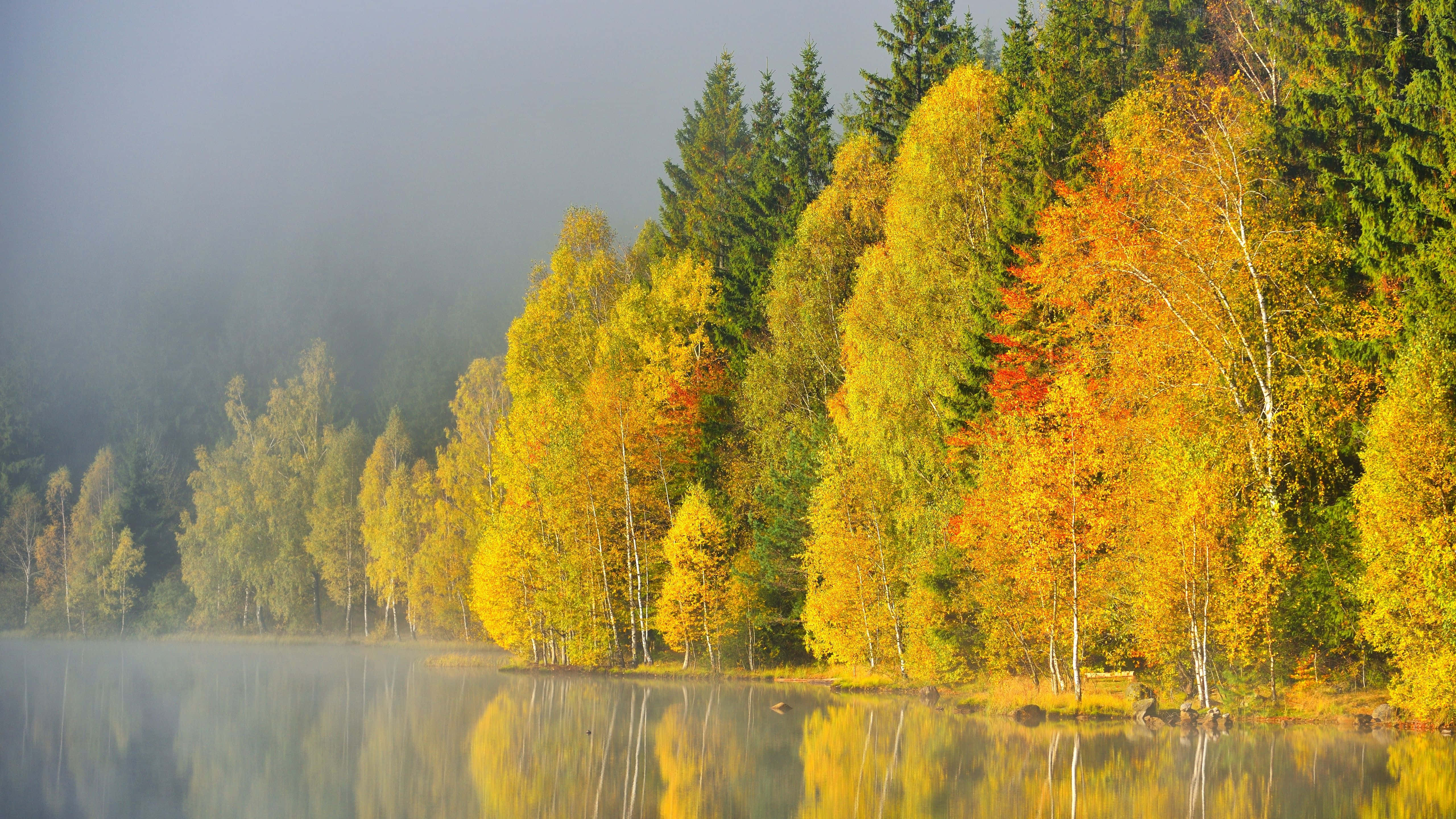 En betagende udsigt over en tåget bjergkæde på en kølig morgen Wallpapers