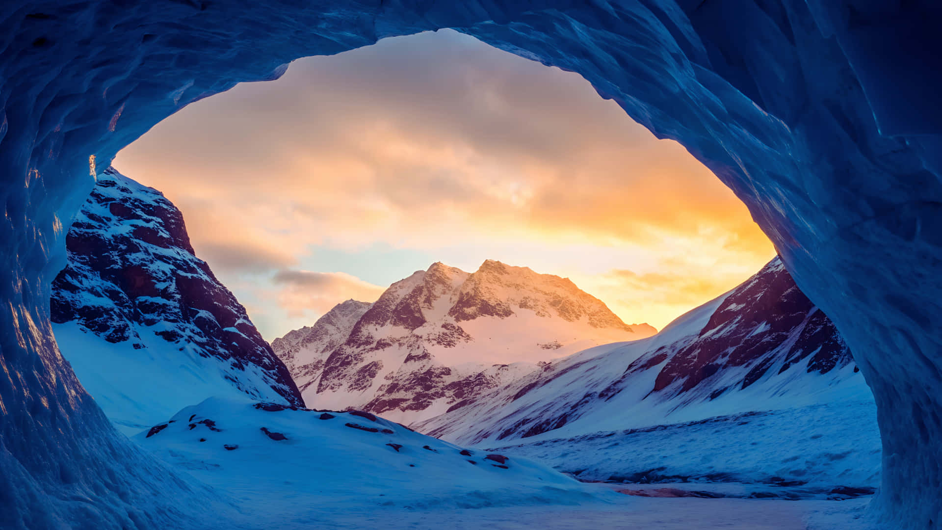 En betagende udsigt over sneklædte bjerge og en levende himmel set inde fra en ishule Wallpapers