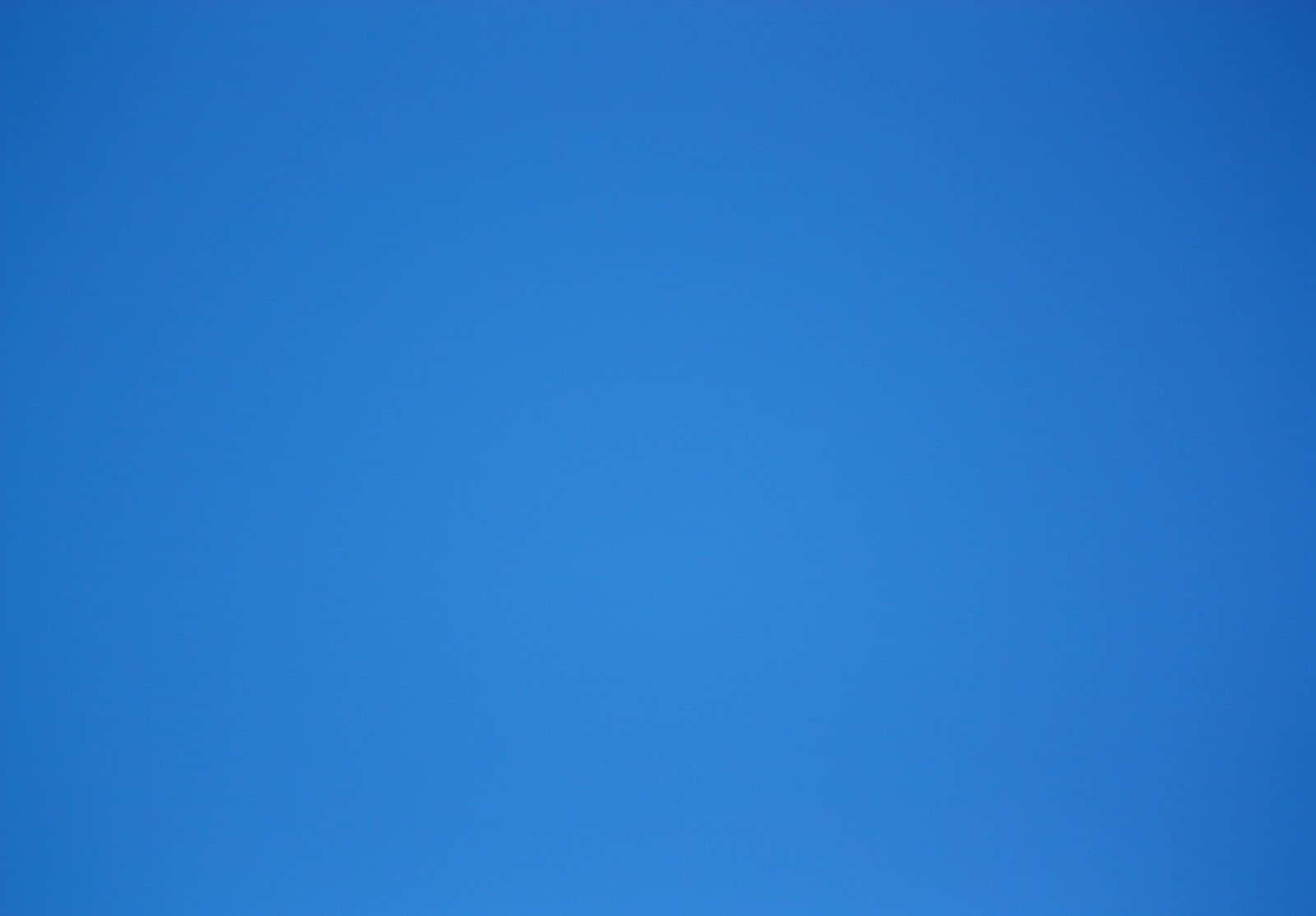 En blå himmel med en drage, der flyver Wallpapers