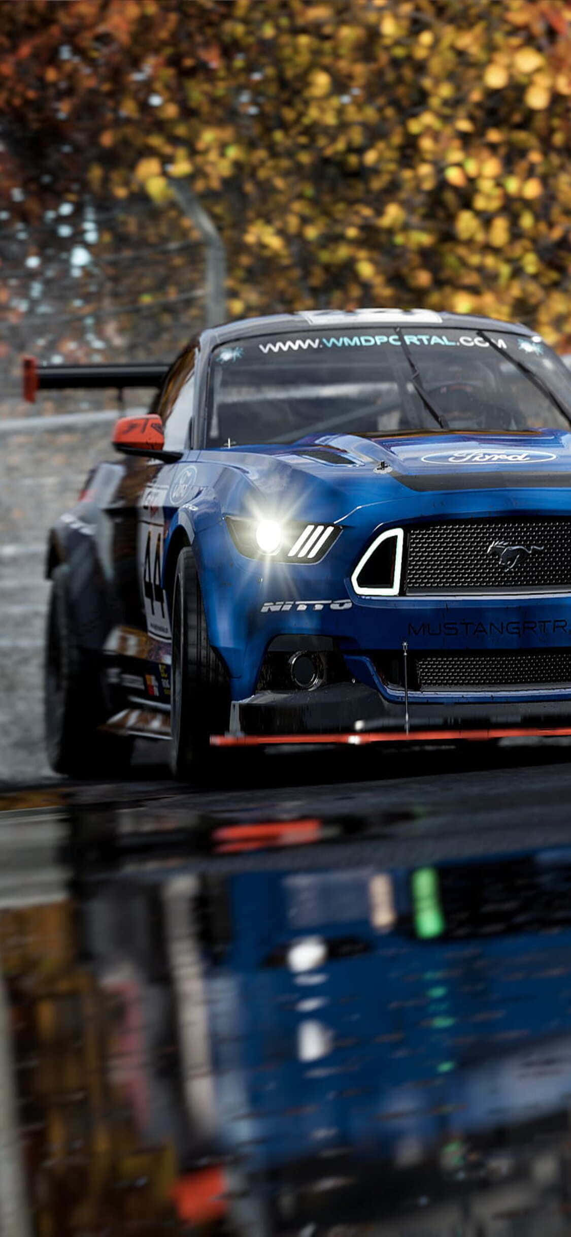 en blå mustang-racerbil i regnen Wallpapers