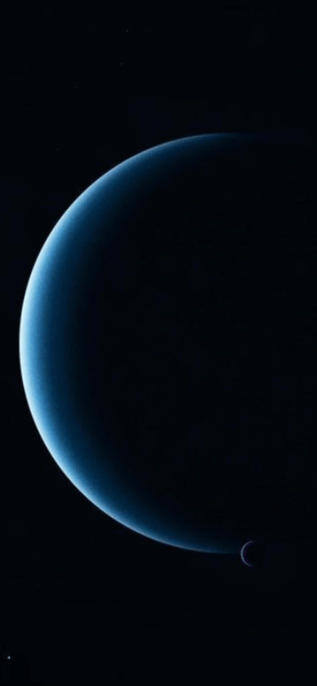 en blå planet med en måne i baggrunden Wallpapers
