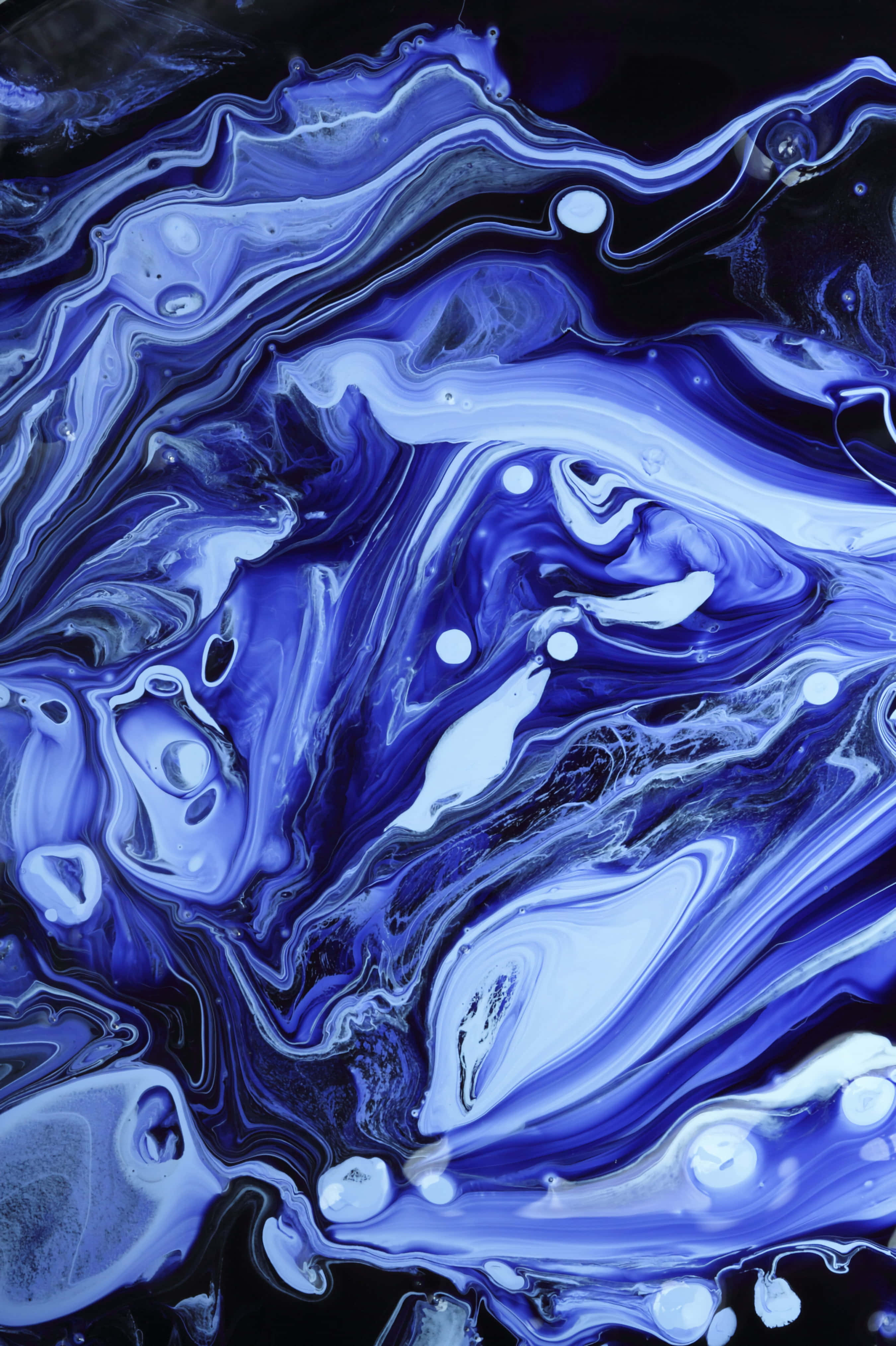 en blå væske med hvirvler af sort og hvid Wallpapers