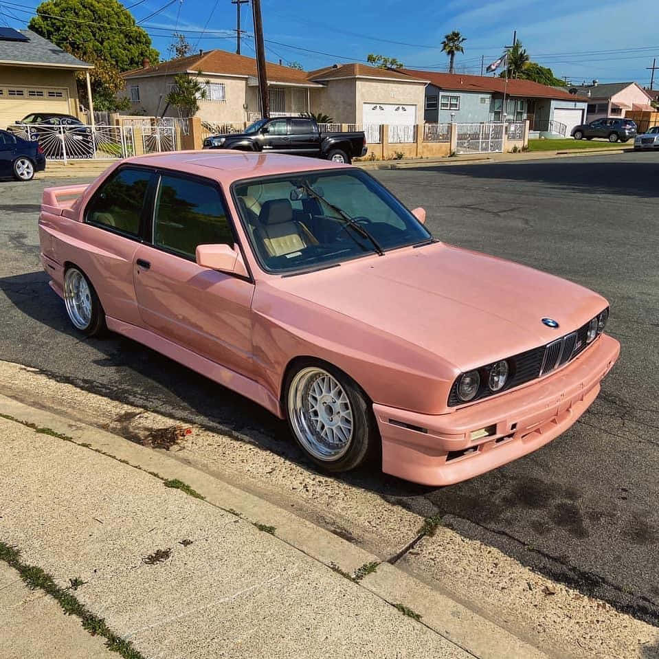 En BMW-bil kører på en motorvej Wallpapers