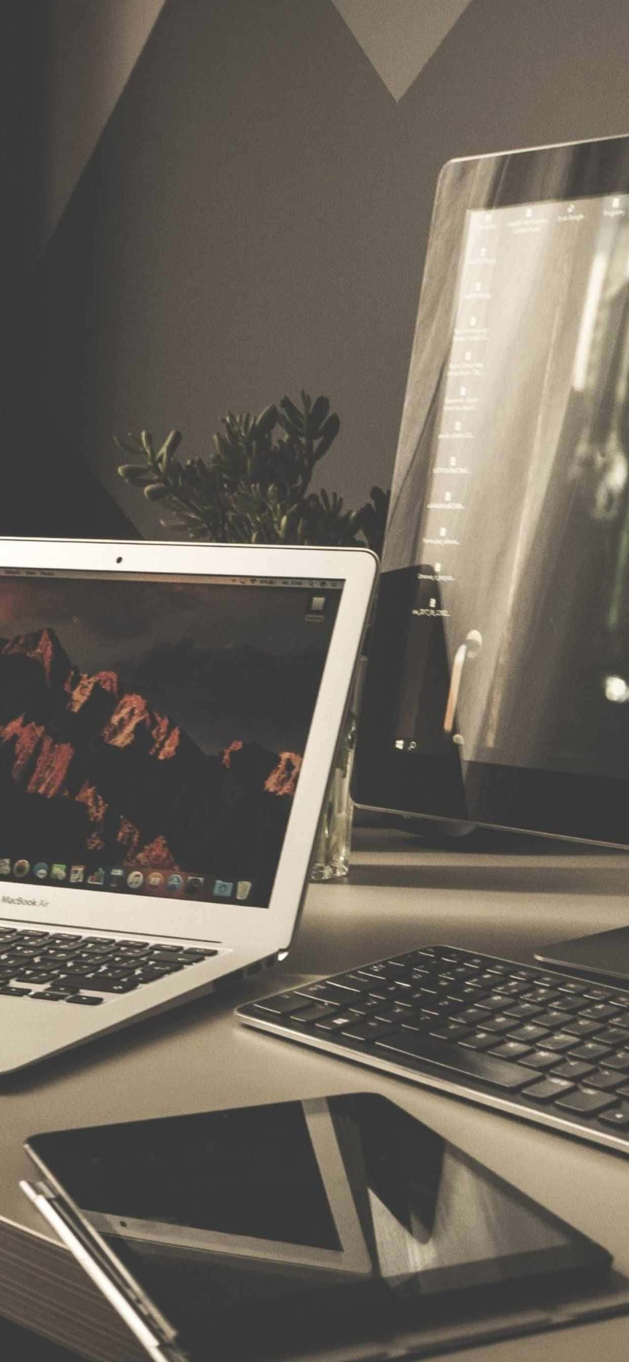 en bærbar computer, en tablet og en telefon på et skrivebord Wallpapers