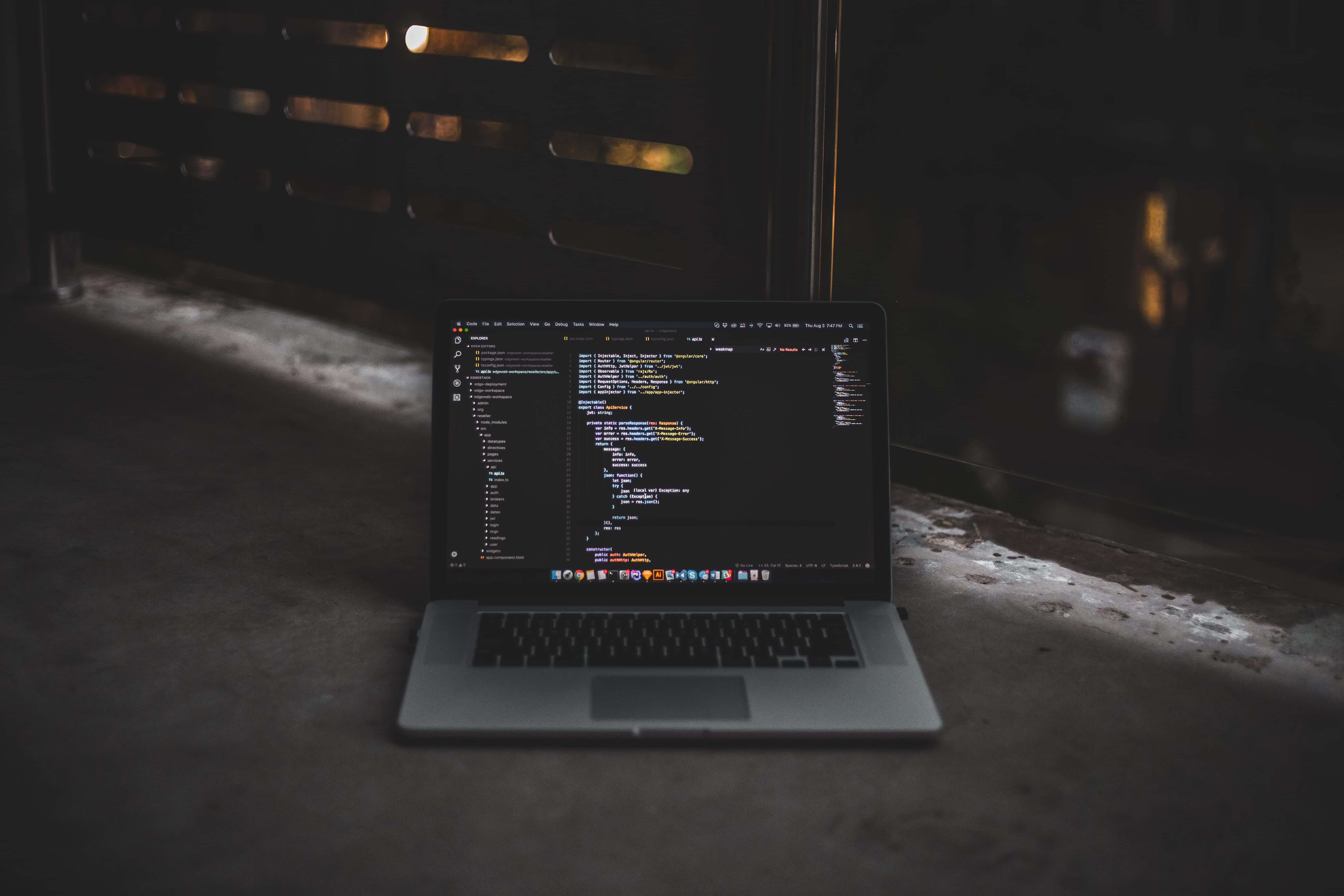 en bærbar computer med en skærm, der viser et program Wallpapers