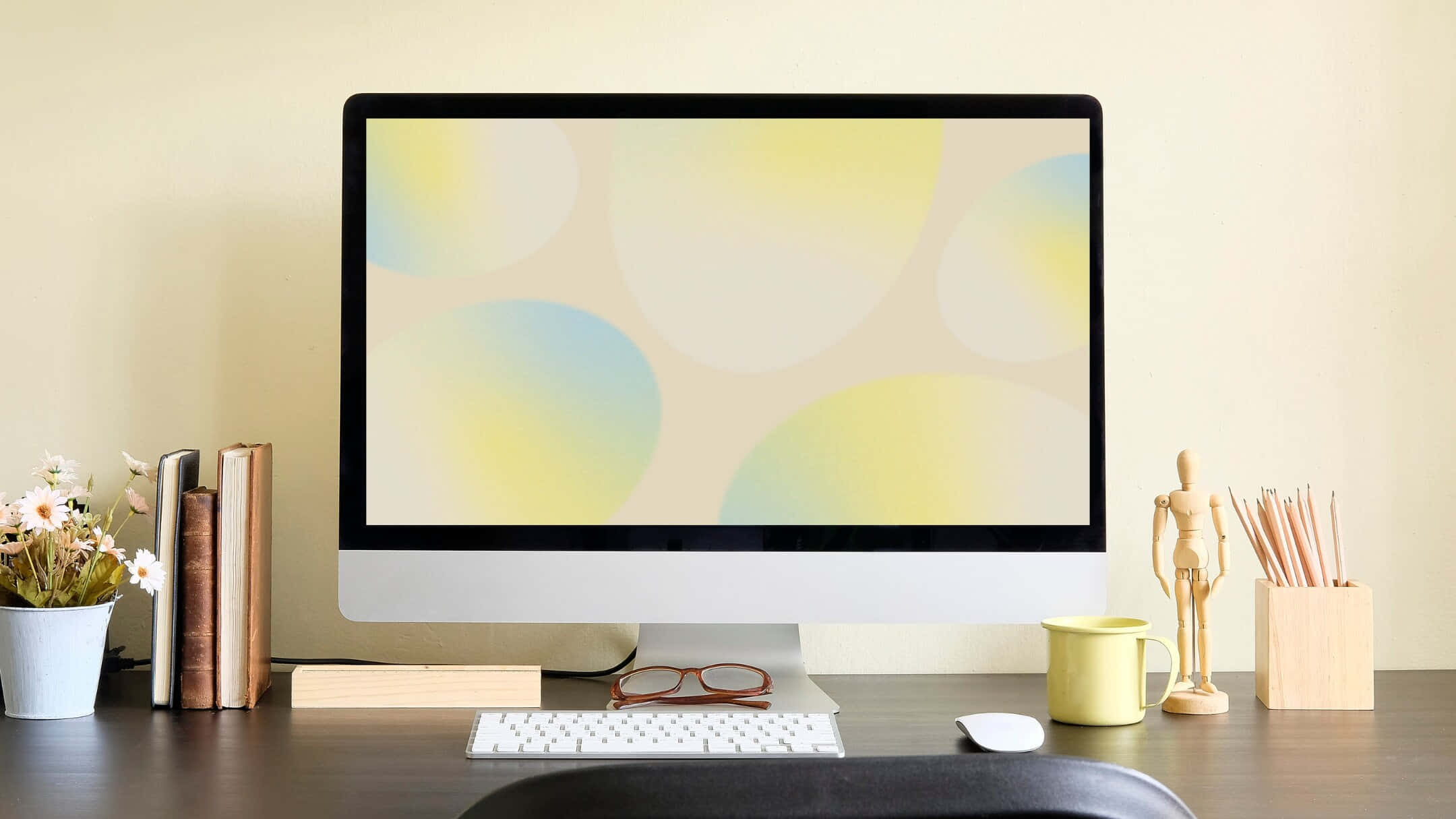 en computerskærm på et skrivebord med gul baggrund Wallpapers