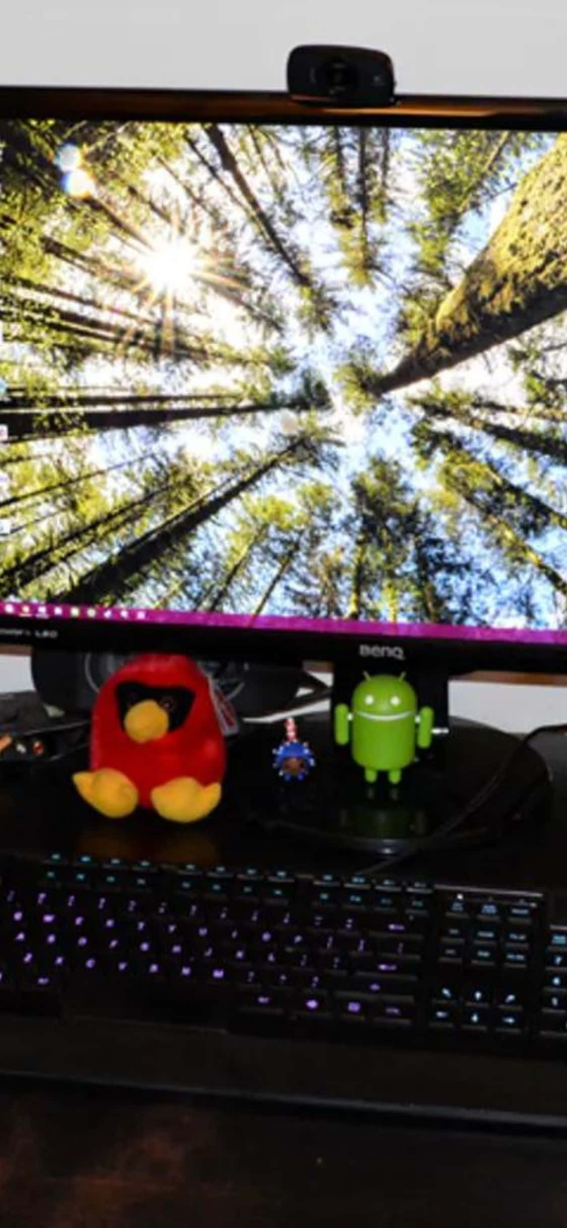 en computerskærm står på et skrivebord Wallpapers