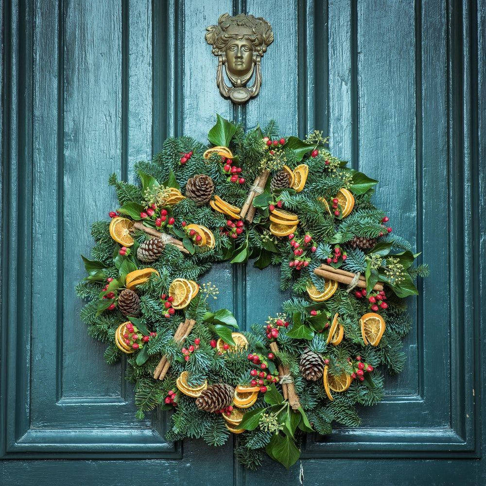En dejlig julekrans pyntet med syrlige appelsinskiver Wallpapers