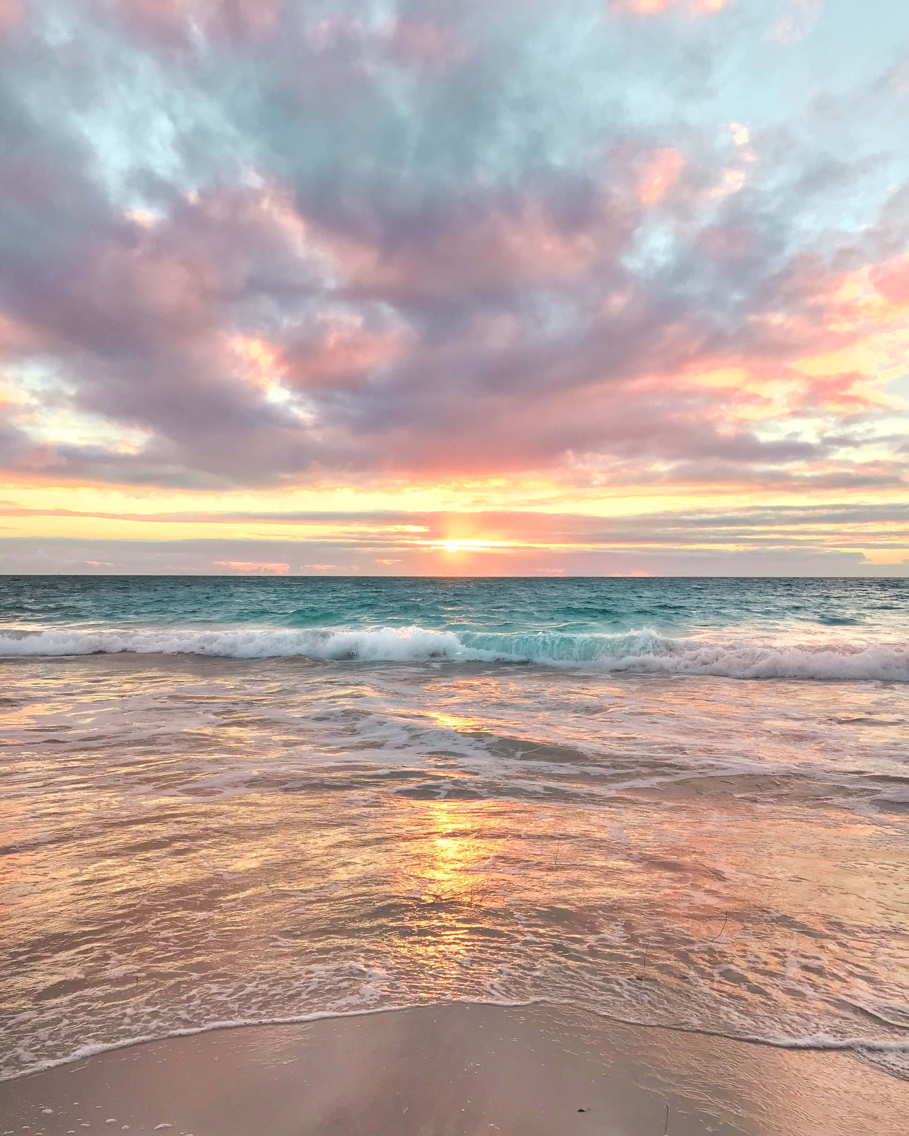 En dramatisk strandsolnedgang Wallpapers
