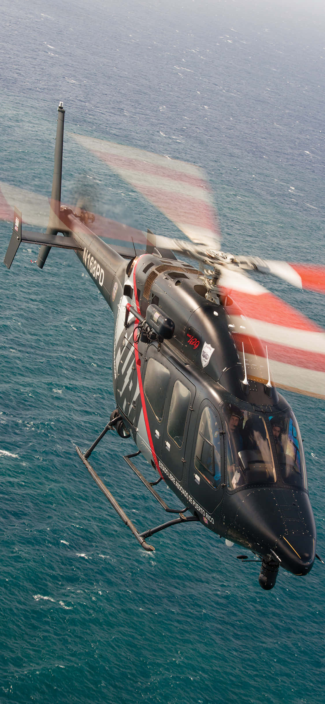 En dristig helikoptertur over en elektrisk blå horisont. Wallpapers