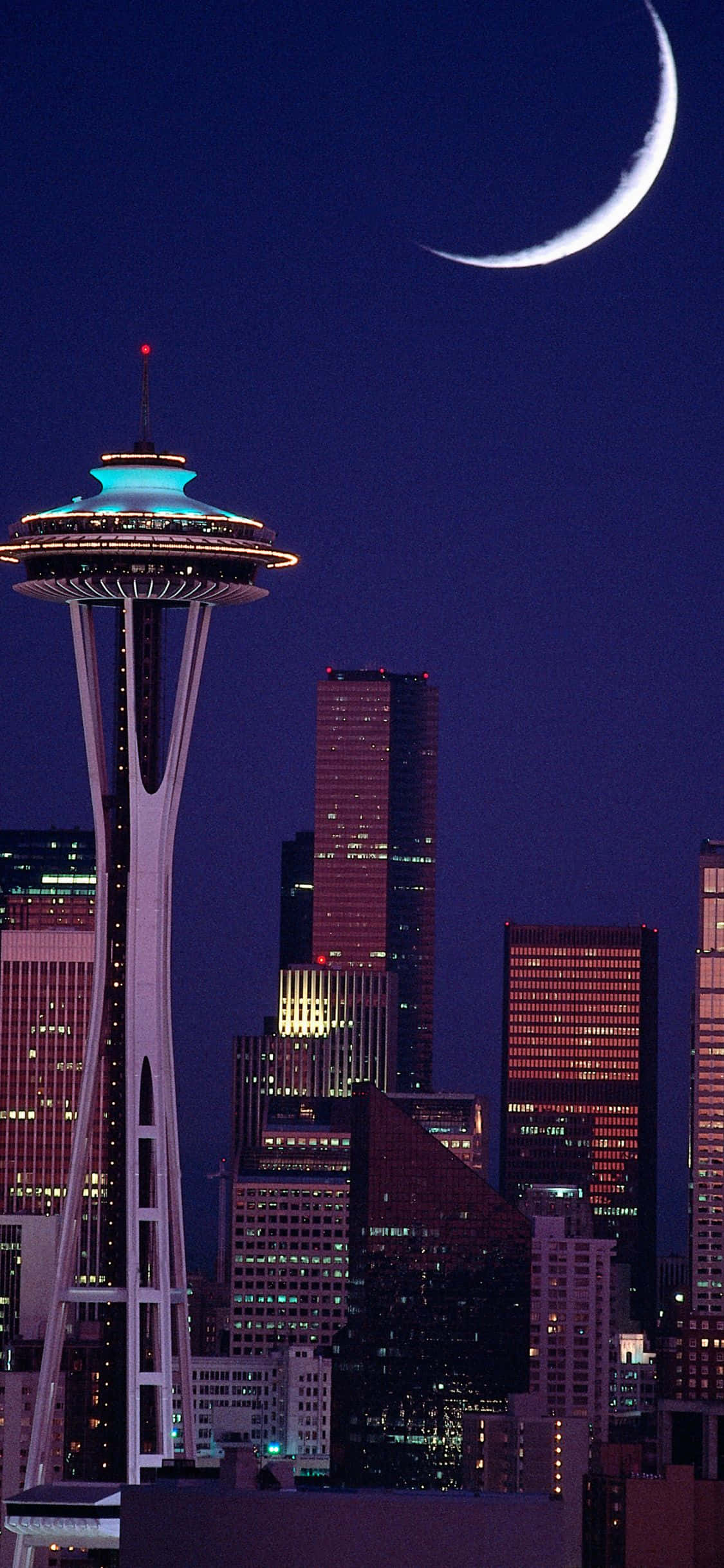 En fængslende udsigt over Seattles skyline fra vandkanten Wallpapers