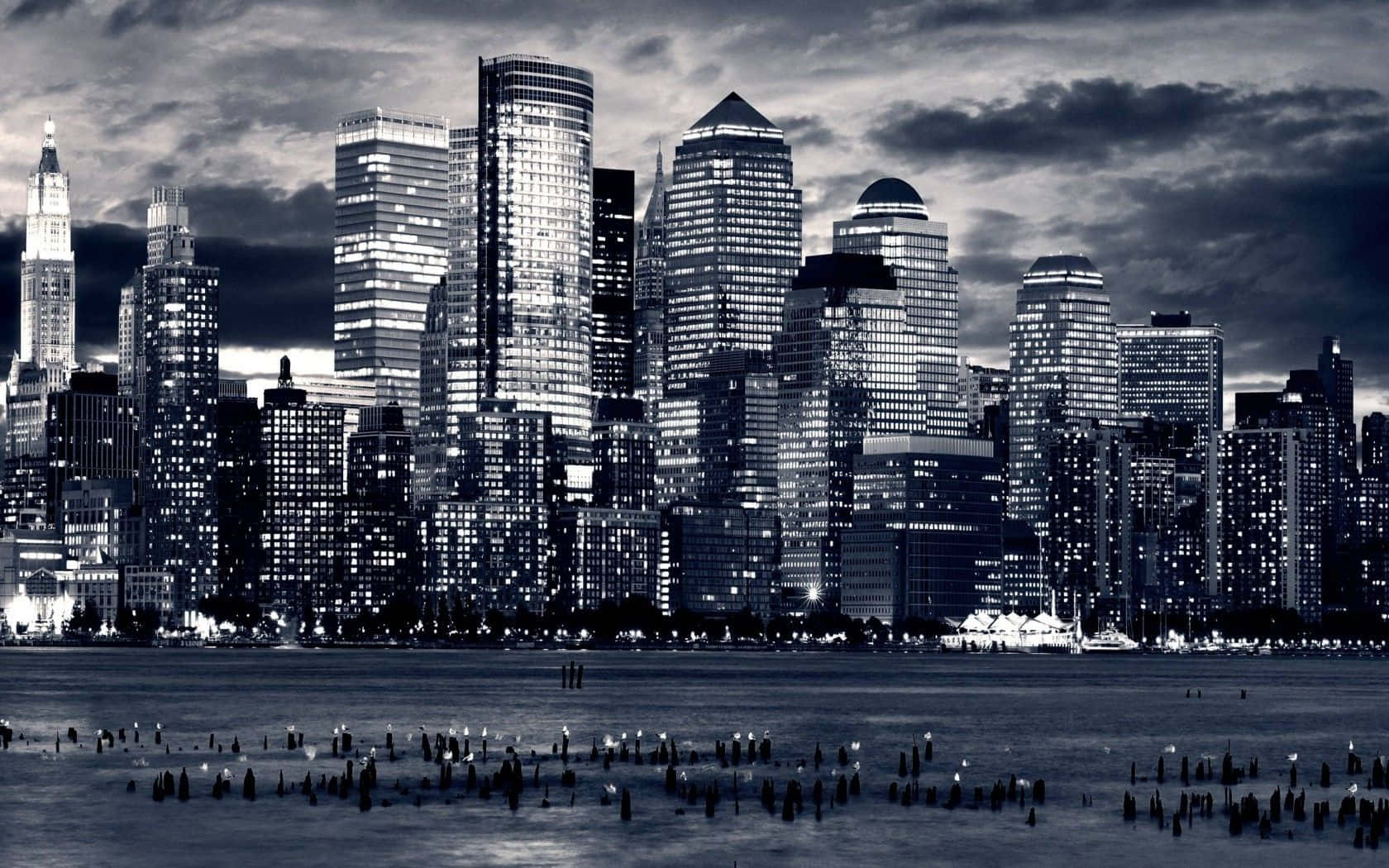 En fantastisk, mystisk optagelse af byens skyline i en uhyggelig nat Wallpapers