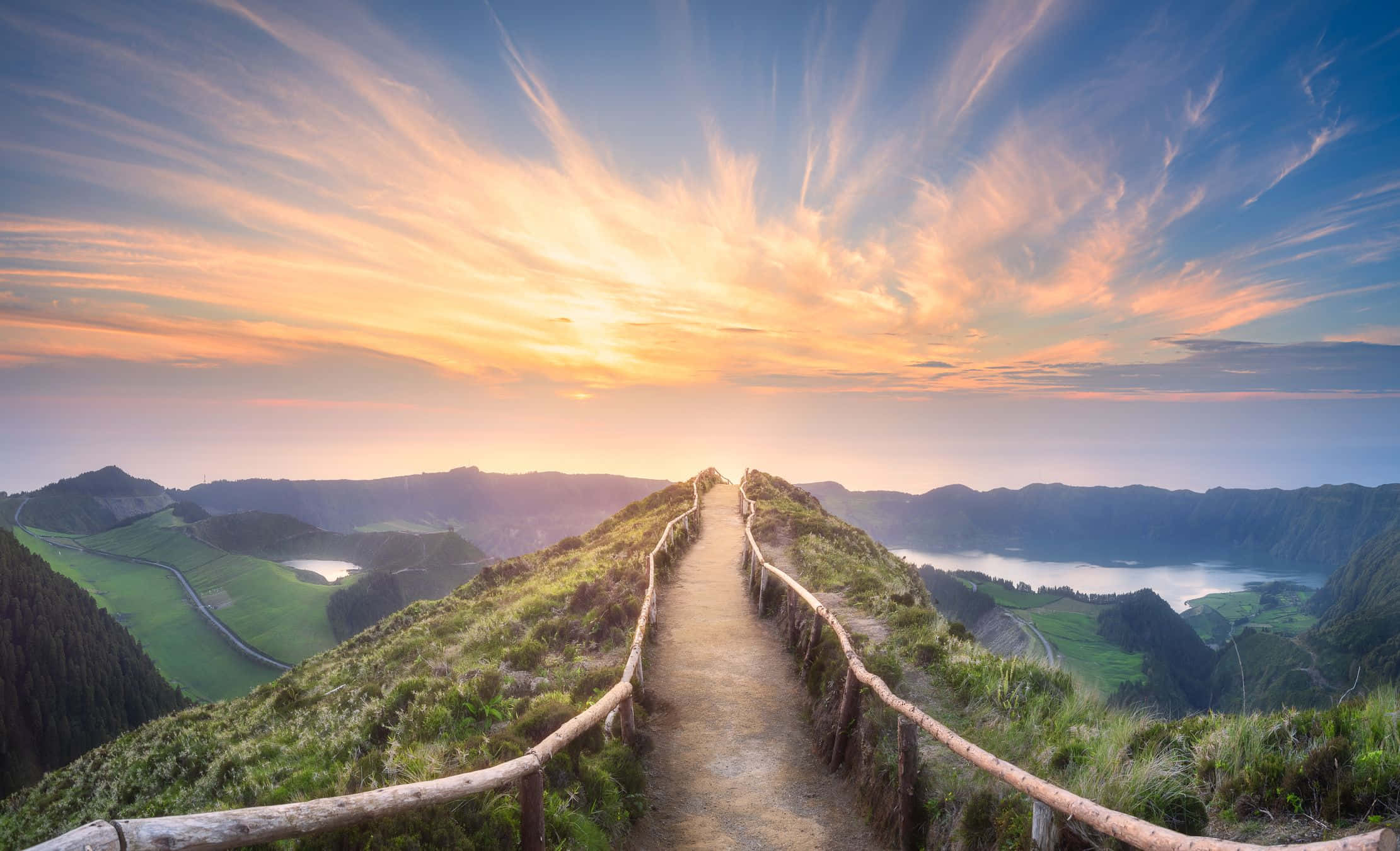 En fantastisk solopgang bag et smukt landskab Wallpapers