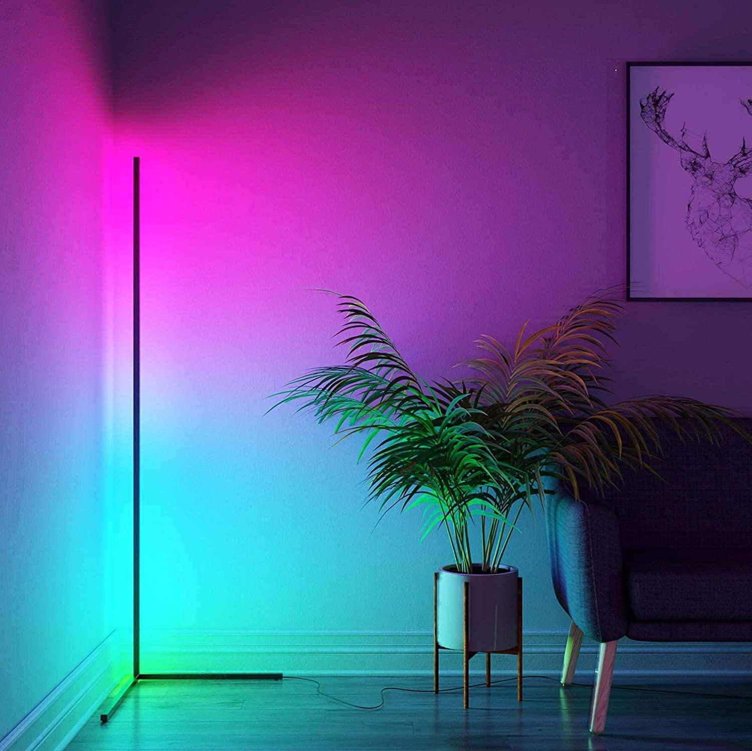 En farverig gulvlampe i et rum med en sofa Wallpapers