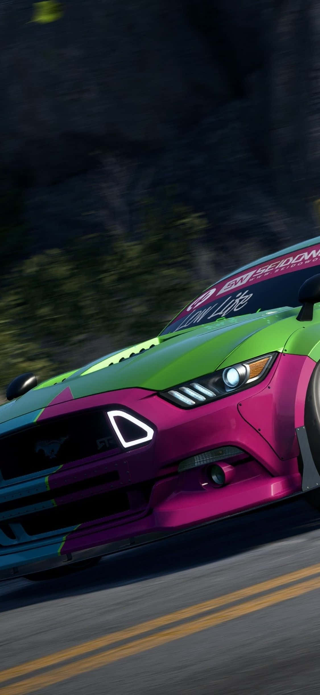 en farverig mustang racerbil kører ned ad et bjerg Wallpapers