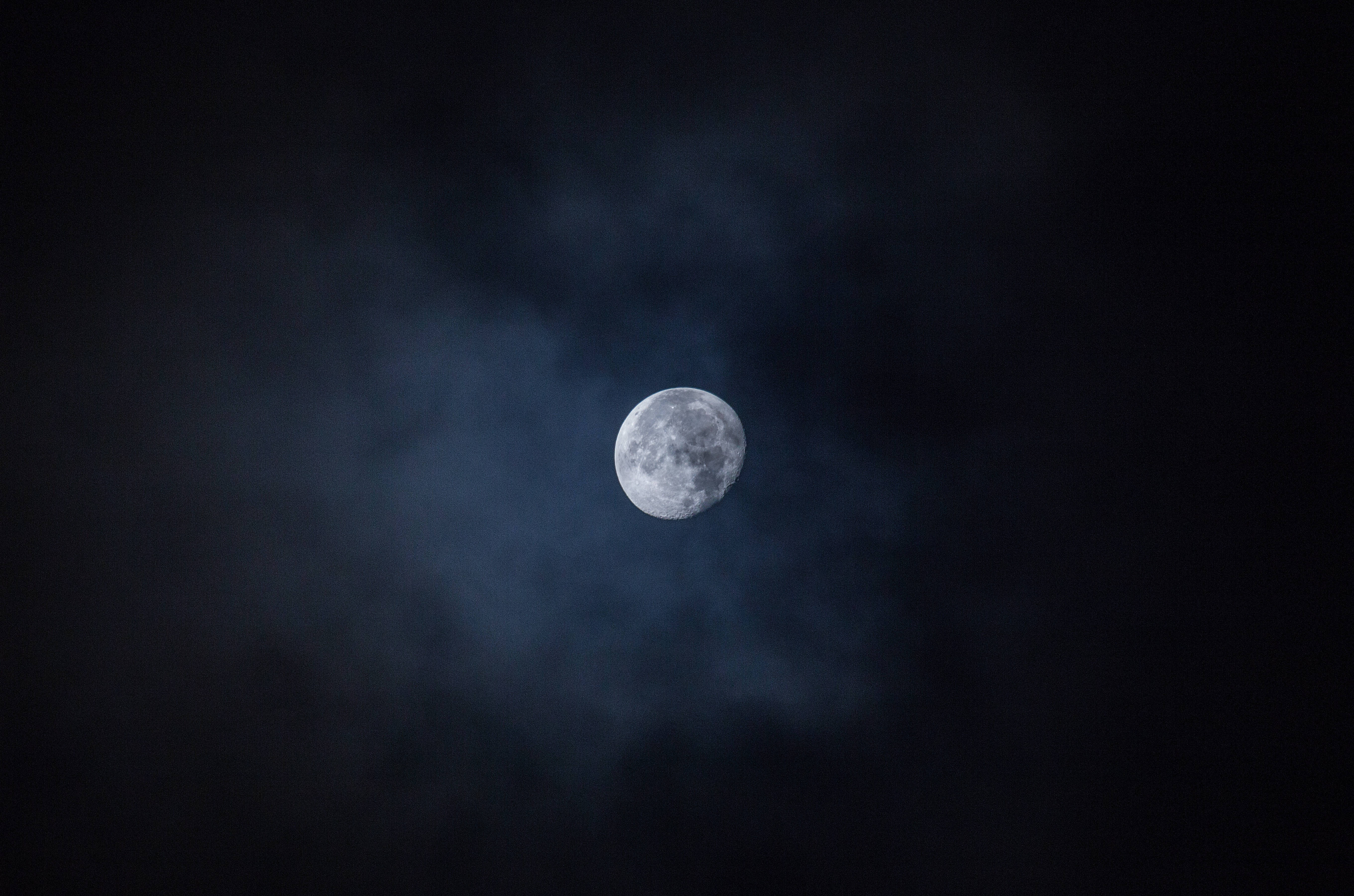 En fascinerende udsigt over månen omgivet af en stjerneklar nattehimmel. Wallpapers
