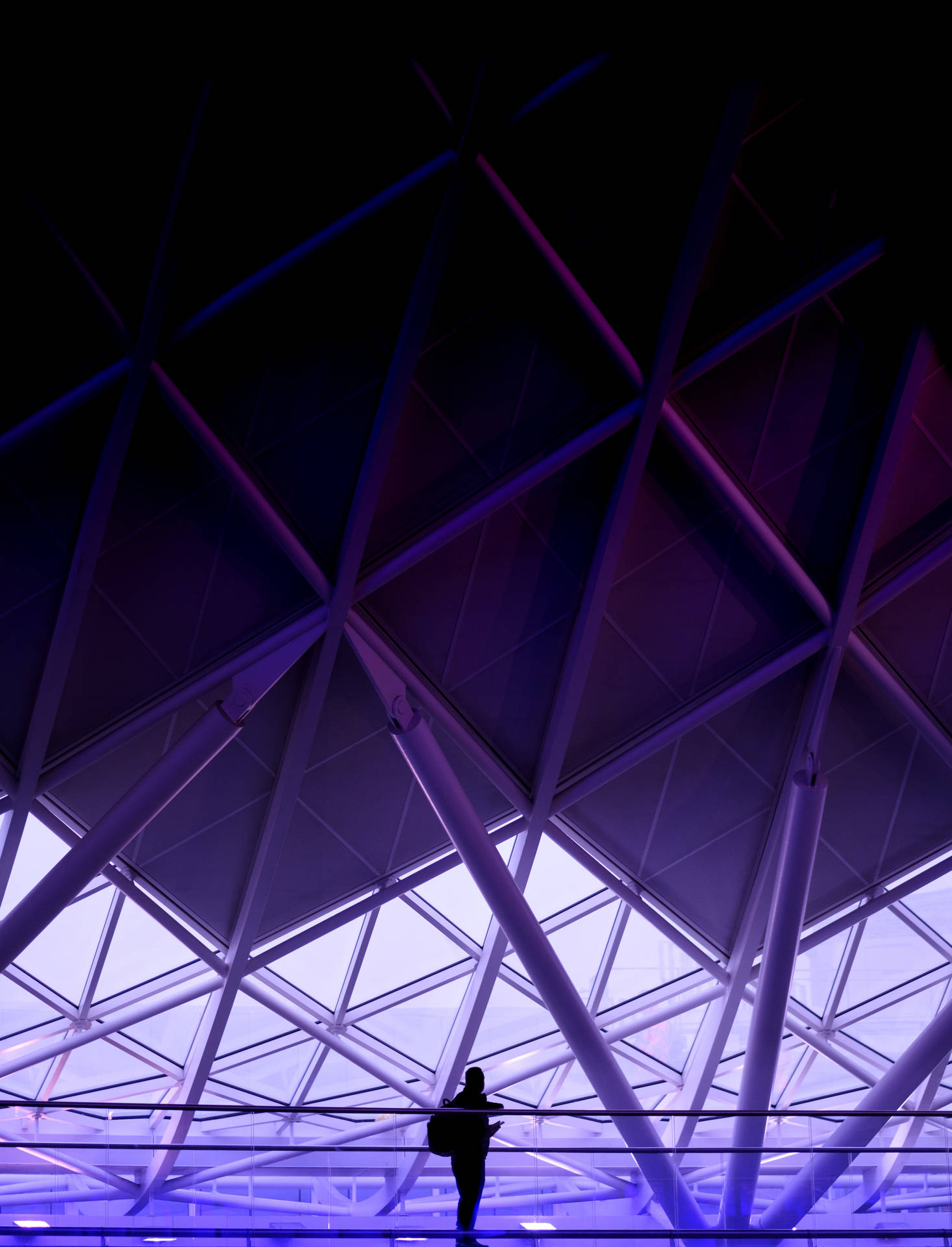 En mand, der står inde i en lilla arkitektur tapet. — Lilla Wallpapers