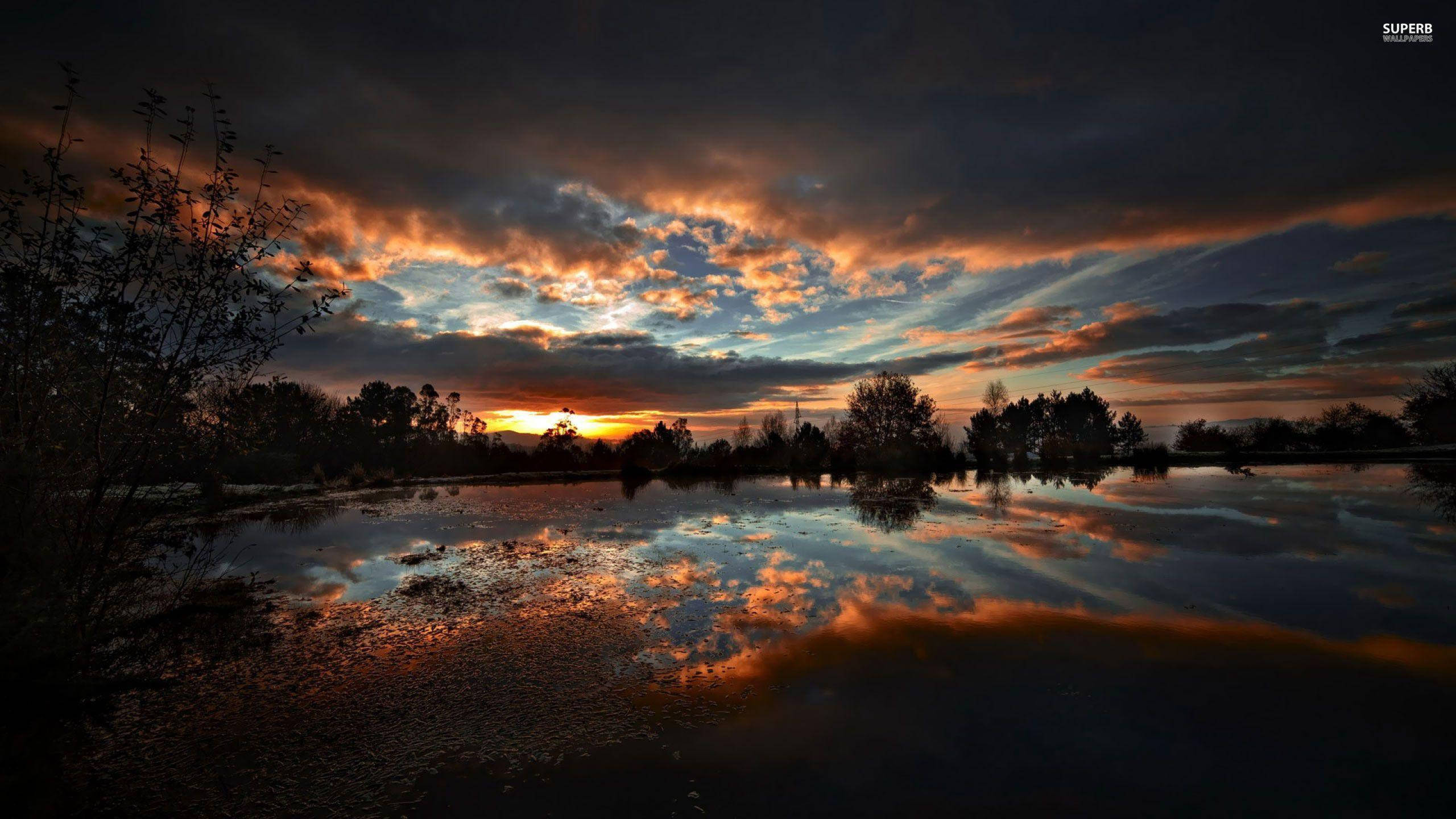 En fredelig og rolig refleksion af en mørk solnedgang Wallpapers