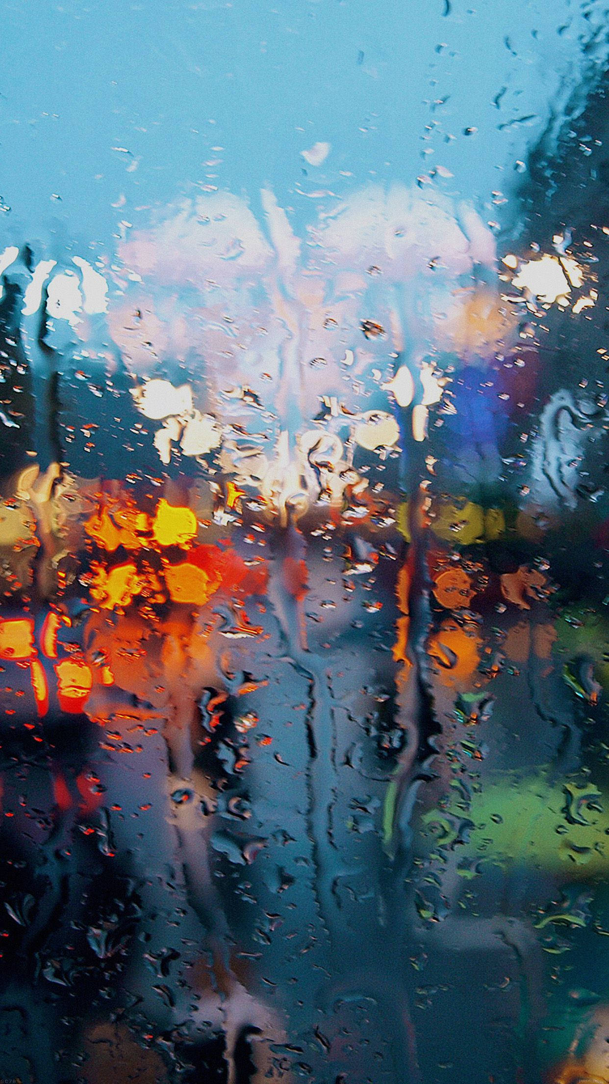 En fredfyldt udsigt – regn der falder blødt uden for et vindue Wallpapers