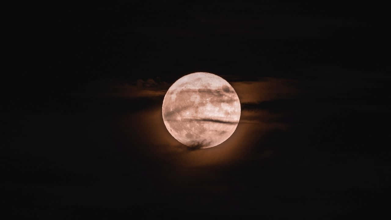 en fuldmåne ses gennem skyerne Wallpapers