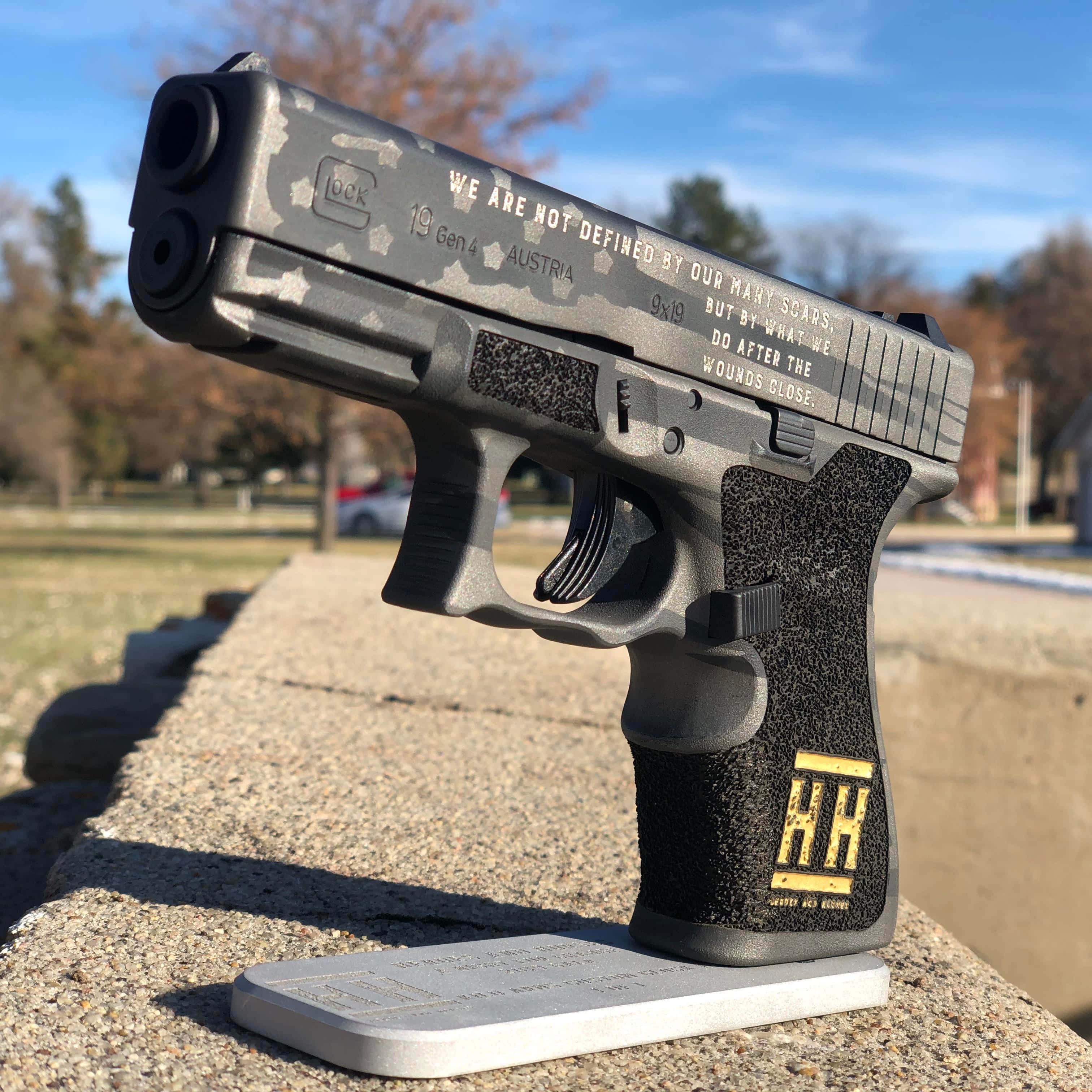 en glock 17 på en betonvæg Wallpapers