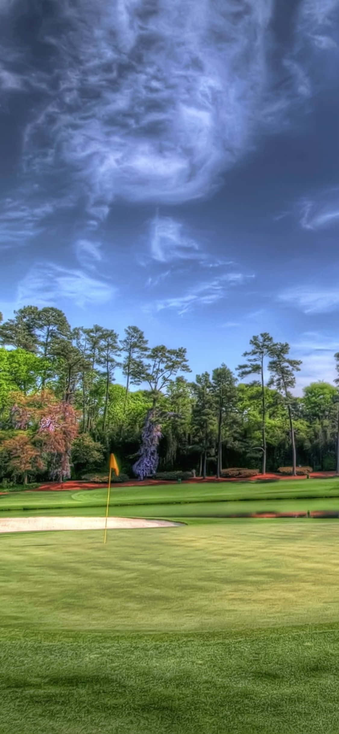 En golfspiller, der nyder en smuk eftermiddag på fairwayen Wallpapers
